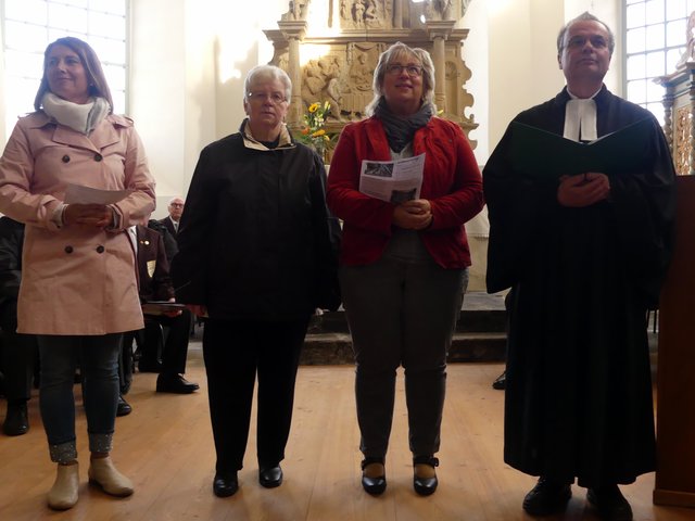 Man wartet auf den ersten Ton, um das Geläut mit Gebeten zu begleiten. | Foto: Regina Englert