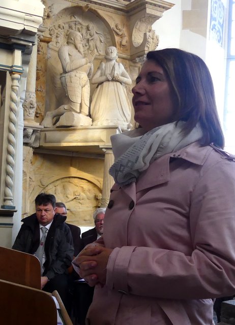 Die Vorsitzende des Gemeindekirchenrates Kleinwerther, Sandra Zornemann, begrüßt die Gäste und erzählt von den Mühen und den Freuden im Vorfeld. | Foto: Regina Englert