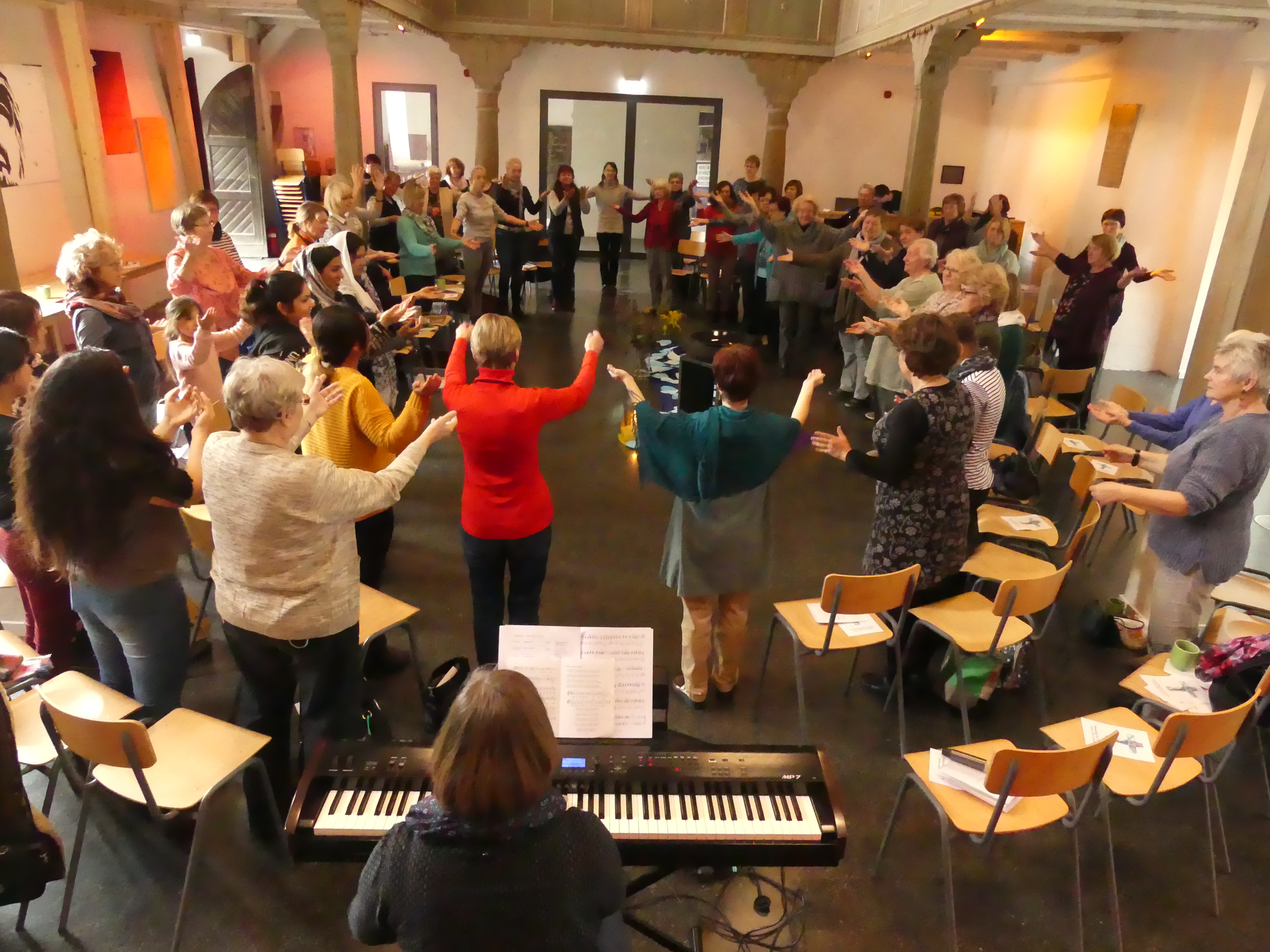 Wie gut Kantorin Viola Kremzow Menschen bewegen kann, zeigte sie beim Oasentag für Frauen in der Herzschlag Jugendkirche. Mit wunderbarer Leichtigkeit führte sie musikalisch durch diesen Tag.