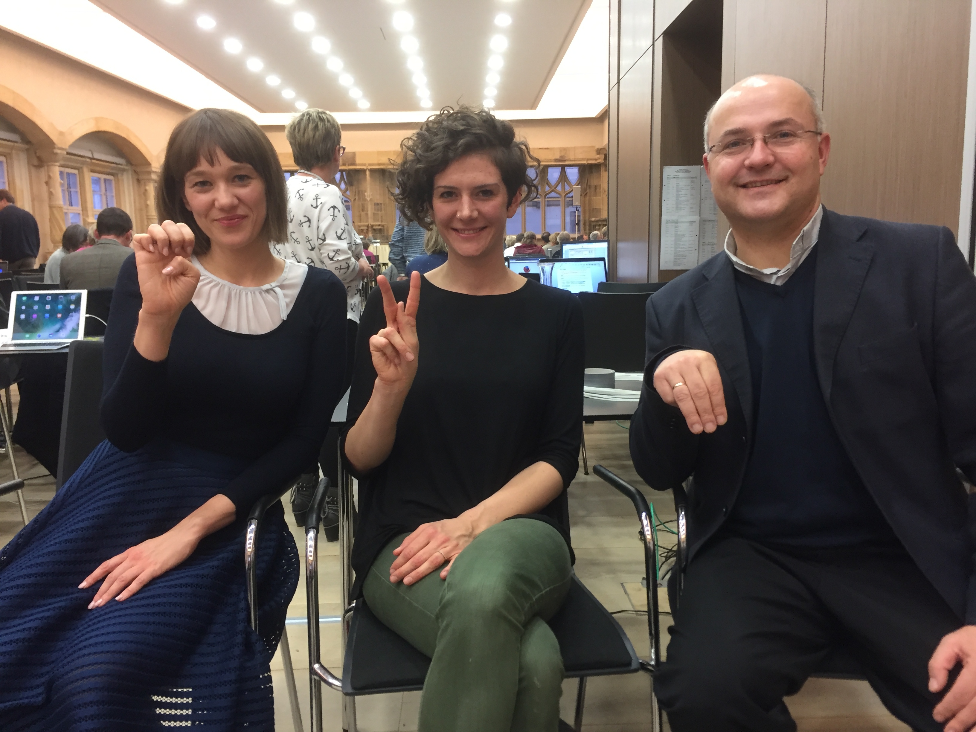 Birte Seyfarth, Theresa Dankert und Gehörlosendeelsorger Andreas Konrath gebärden E K M