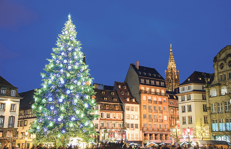 Weihnachtsbaum in Straßburg: Die Stadt im Elsass rühmt sich, den ersten Tannenbaum auf einem öffentlichen Platz für die ganze Adventszeit aufgestellt zu haben.