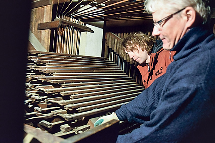 Ralph Trompler (r.) von der Orgelbaufirma beim Ausbau der
Ladegast-Orgel in der Marienkirche