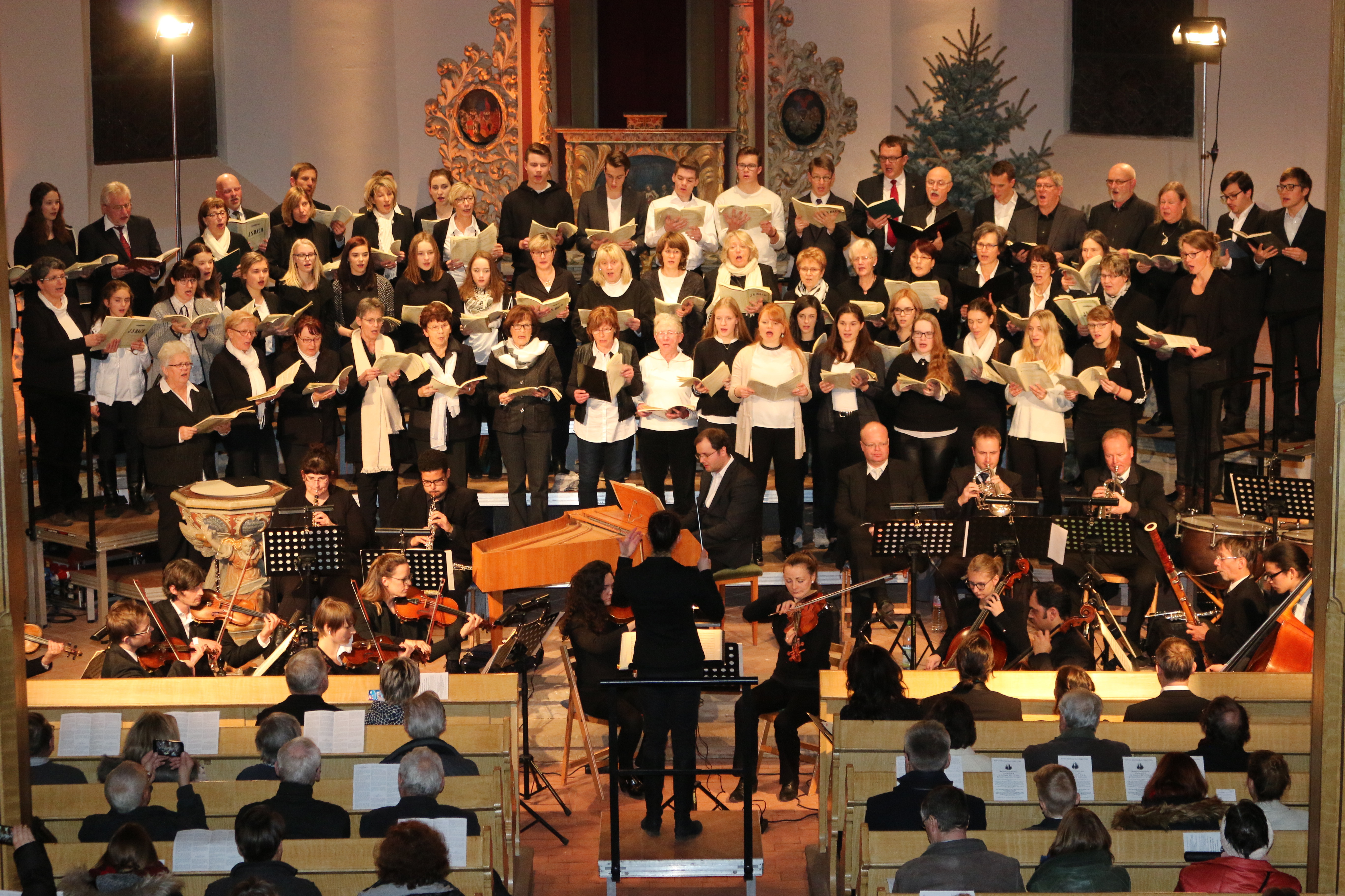 Jauchzet, frohlocket: Weihnachtsoratorium in Falkenberg
In der Jesus-Christus-Kirche in Falkenberg im Kirchenkreis Bad Liebenwerda erklingt am 15. Dezember (17 Uhr) das Weihnachtsoratorium von Johann Sebastian Bach, Kantaten 1 bis 3. Die Kantorei St. Marien aus Herzberg wird gemeinsam mit den Chorkursen des Philipp-Melanchthon-Gymnasiums Herzberg, weiteren Sängern der Region, einem Orchester und Gesangssolisten musizieren. Für die Solopartien konnten Lena Langenbacher, Sopran, Monika Zens, Alt, Christopher Renz, Tenor, und Simeon Nachtsheim, Bass, gewonnen werden. Bei der Einstudierung des anspruchsvollen Chorparts haben die Musiklehrerin Daniela Uhlig und Kantorin Solveig Lichtenstein zusammengearbeitet.