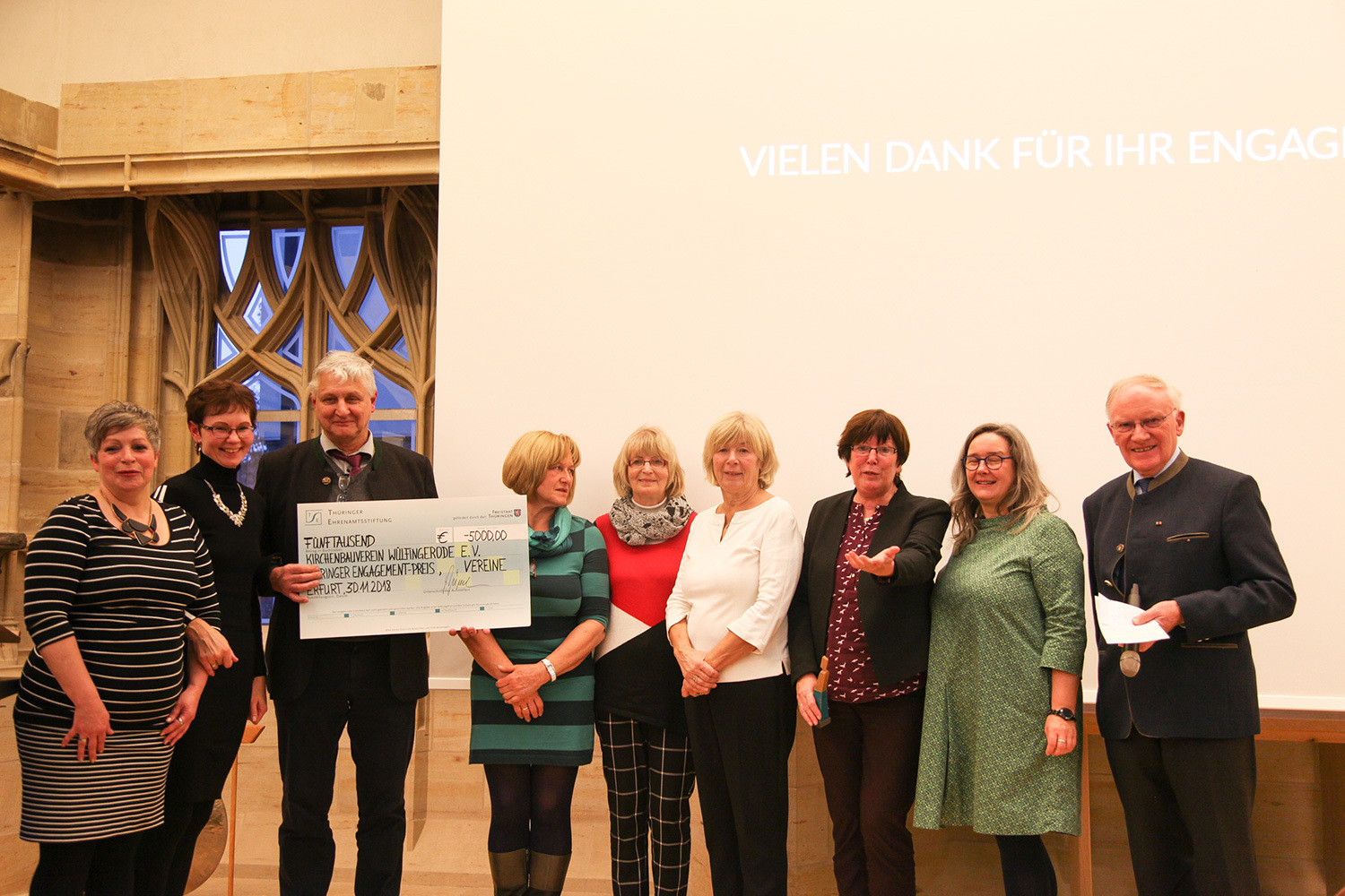 Der Kirchbauverein Wülfingerode e.V. gewann am Wochenende den Thüringer Engagementpreis 2018. Mit dem Scheck in der Hand, Stephan Domann, der Vorsitzende des Vereins.
