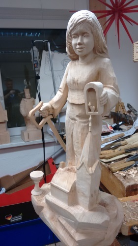 Die Heilige Barbara für Gedächtniskapelle Ronneburg schuf Holzbildhauer Michael Rössel-Rothe.