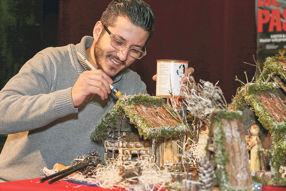 Hobby aus Kindertagen: Fadi Bardaqji baut in seiner neuen Heimat traditionelle Weihnachtskrippen. 2015 ist er von Syrien nach Deutschland geflohen.