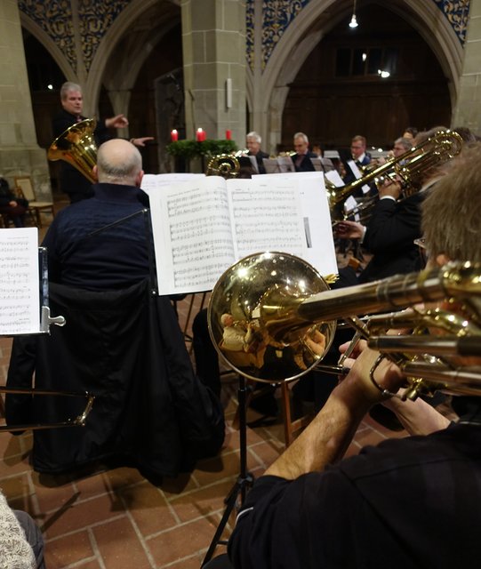 Auch Blechbläser erfüllten den Kirchraum mit weihnachtlichen Klängen. Hier oblag die musikalische Verantwortung dem Landesposaunenwart der Evangelischen Kirche Mitteldeutschlands (EKM), Frank Plewka. | Foto: Ev. Kirchenkreis Halle-Saalkreis