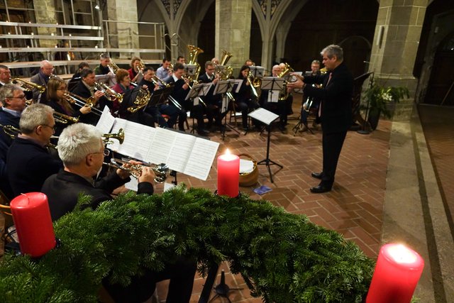 Auch Blechbläser erfüllten den Kirchraum mit weihnachtlichen Klängen. Hier oblag die musikalische Verantwortung dem Landesposaunenwart der Evangelischen Kirche Mitteldeutschlands (EKM), Frank Plewka. | Foto: Ev. Kirchenkreis Halle-Saalkreis