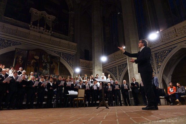 Hallesche Kirchen- und Kinderchöre singen unter Leitung von Domkantor Gerhardt Noetzel und Kreiskantorin Katharina Gürtler (nicht im Bild).

 | Foto: Ev. Kirchenkreis Halle-Saalkreis