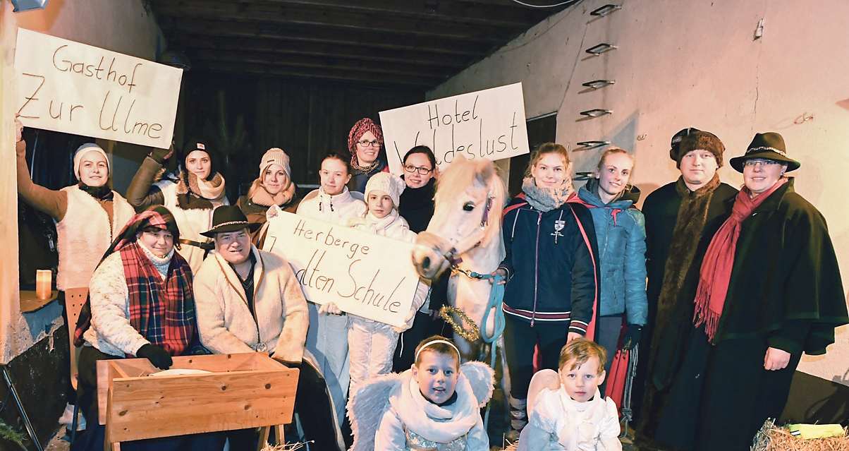 Stern überm Heinickehof: Bereits zum 5. Mal ist in der Kirchengemeinde Kahla im Kirchenkreis Bad Liebenwerda ein Krippenspiel mit Tieren aufgeführt worden. Die Idee von Kristin Schröder-Grahle wird in der Vorweihnachtszeit auf dem Heinickehof umgesetzt. Erstmals sind auch die Zuschauer mit einbezogen worden.
