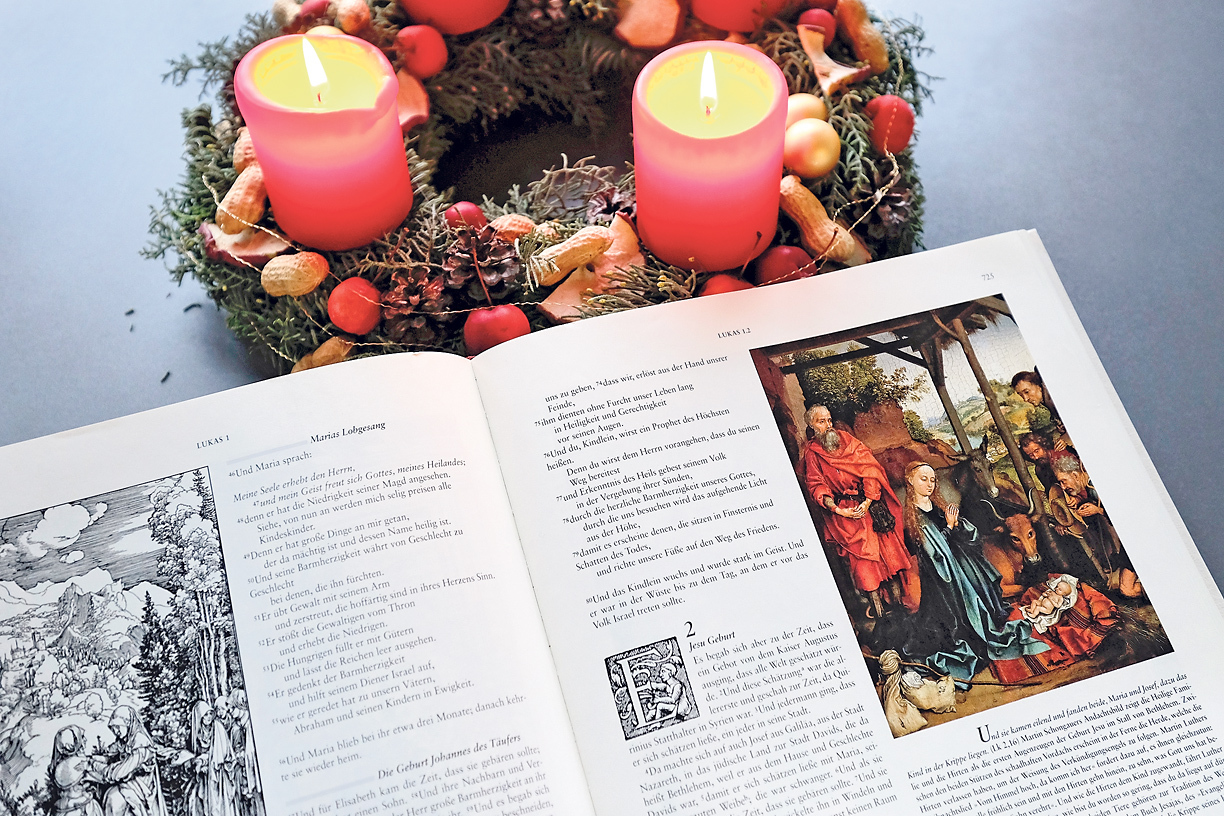 Es begab sich aber zu der Zeit: Die Evangelisten Lukas – im Foto eine Luther-Bibel mit Bildern aus dem Zeitalter der Reformation – und Matthäus erzählen sehr unterschiedlich die Geburtsgeschichte. In wesentlichen Punkten stimmen sie dennoch überein.