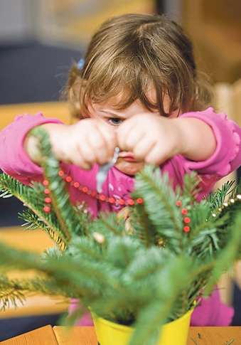 Lieber basteln als bestellen: Geschenke selbst zu fertigen macht nicht nur Kindern Freude.