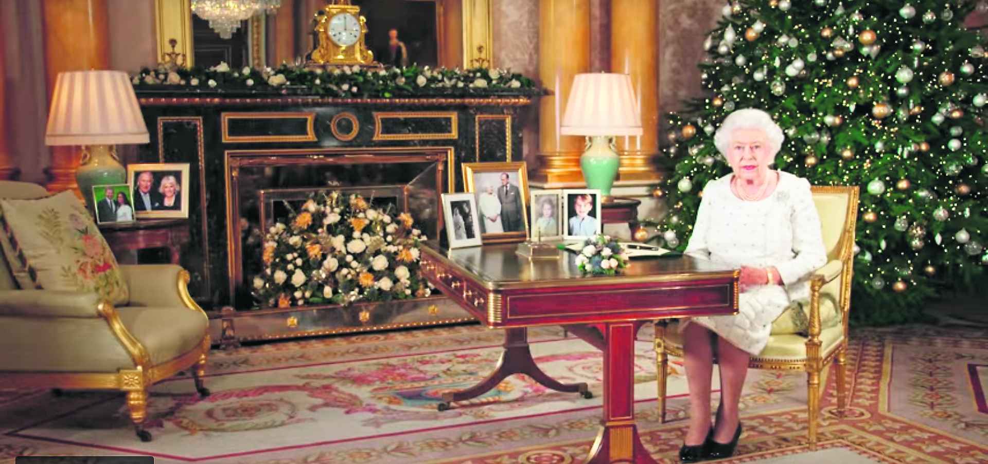 Tradition mit Baum: Seit sechs Jahrzehnten hält Queen Elisabeth alljährlich zu Weihnachten eine Fernsehansprache, so auch 2017.