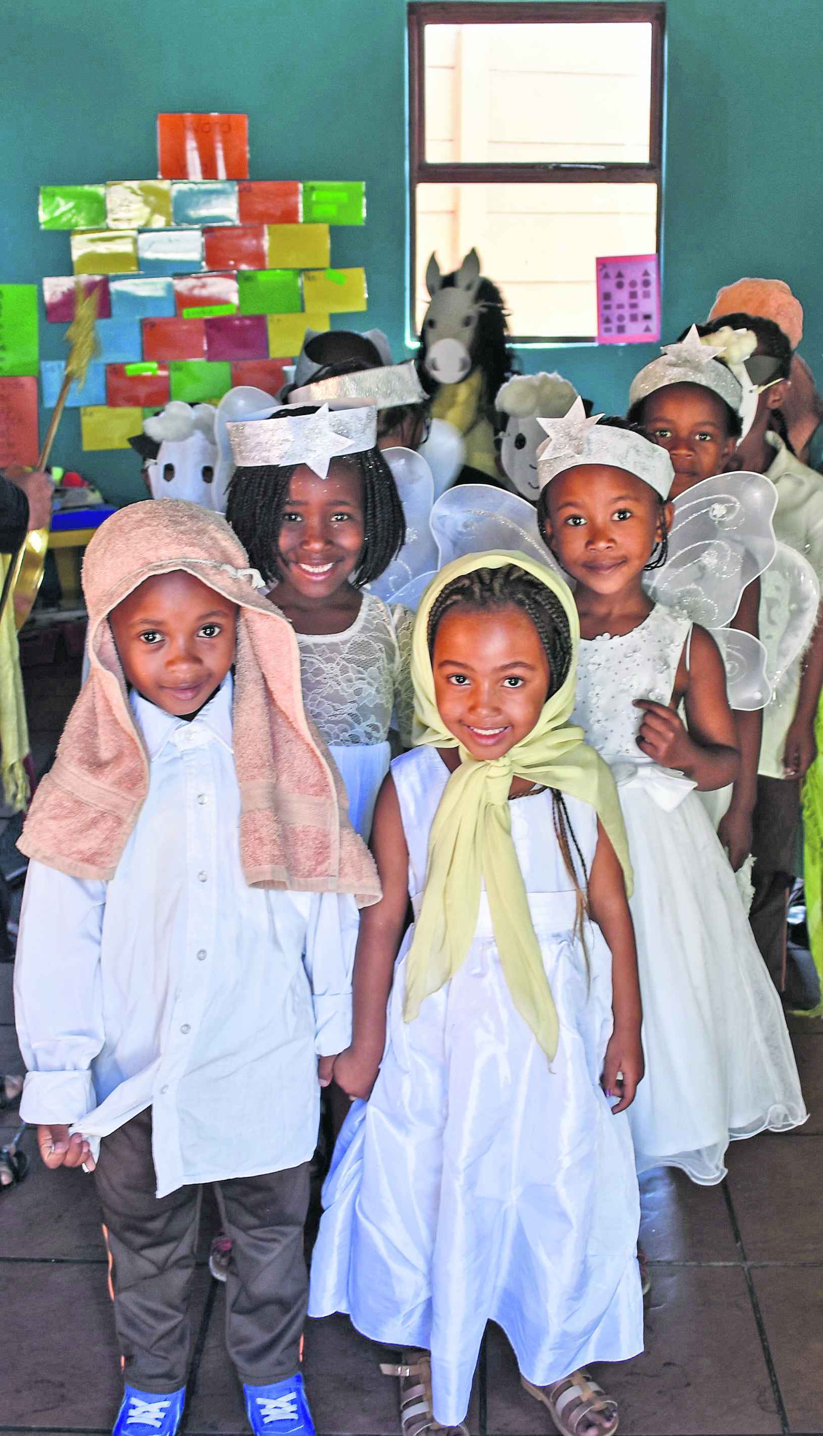 Advent in Südafrika: Vorschulkinder aus dem Township Philippi bei Kapstadt führen ein Krippenspiel in »iThemba Labantu« auf. Das sozialdiakonische Zentrum wird vom Berliner Missionswerk getragen. In »iThemba Labantu« gibt es unter anderem eine Vorschule, eine Schule, einen Hort und eine Suppenküche. Das Zentrum will Kindern in einem Umfeld von Armut, Drogen und Kriminalität eine Perspektive für ihre Zukunft geben.
www.themba-labantu.de
