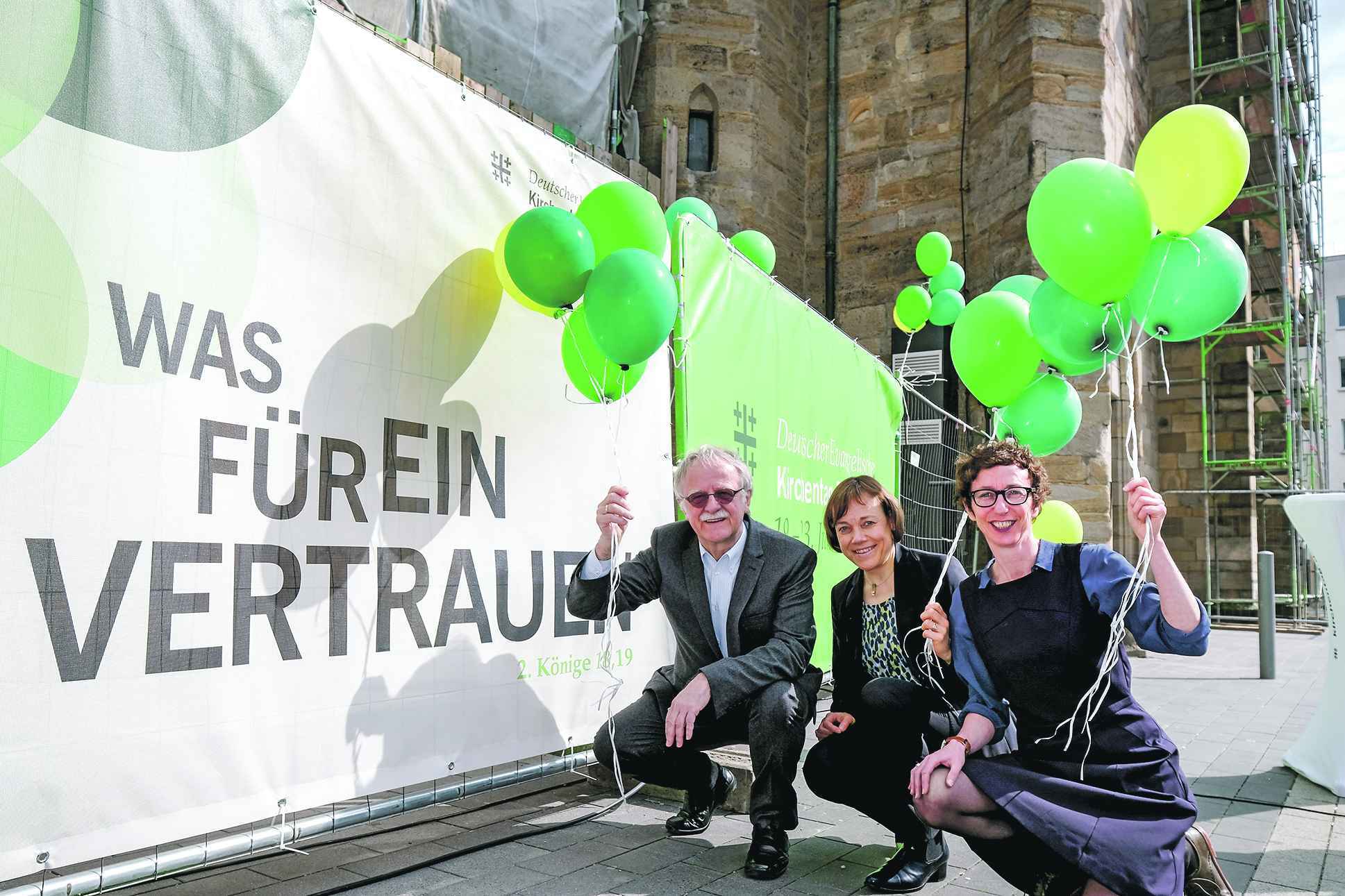 Vorfreude: (v. l. n. r.) Kirchentagspräsident Hans Leyendecker, die westfälische Präses Annette Kurschus und Kirchentagsgeneralsekretärin Julia Helmke, präsentierten Mitte April in Dortmund das Leitwort für den 37. Deutschen Evangelischen Kirchentag 2019 in Dortmund. Die Losung »Was für ein Vertrauen« stammt aus dem Alten Testament, 2. Könige 18, Vers 19.