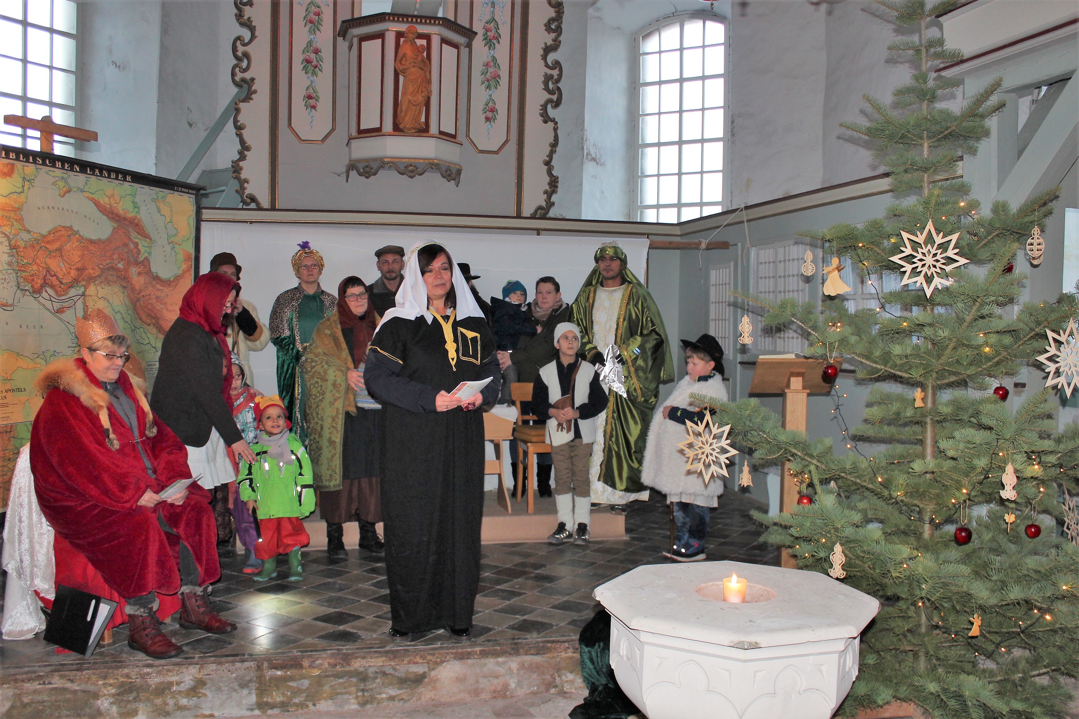 Erstmals gestalteten 13 Erwachsene, 3 Kinder und 4 Musiker das Krippenspiel in der kleinen Gemeinde Elende im Kirchenkreis Südharz.