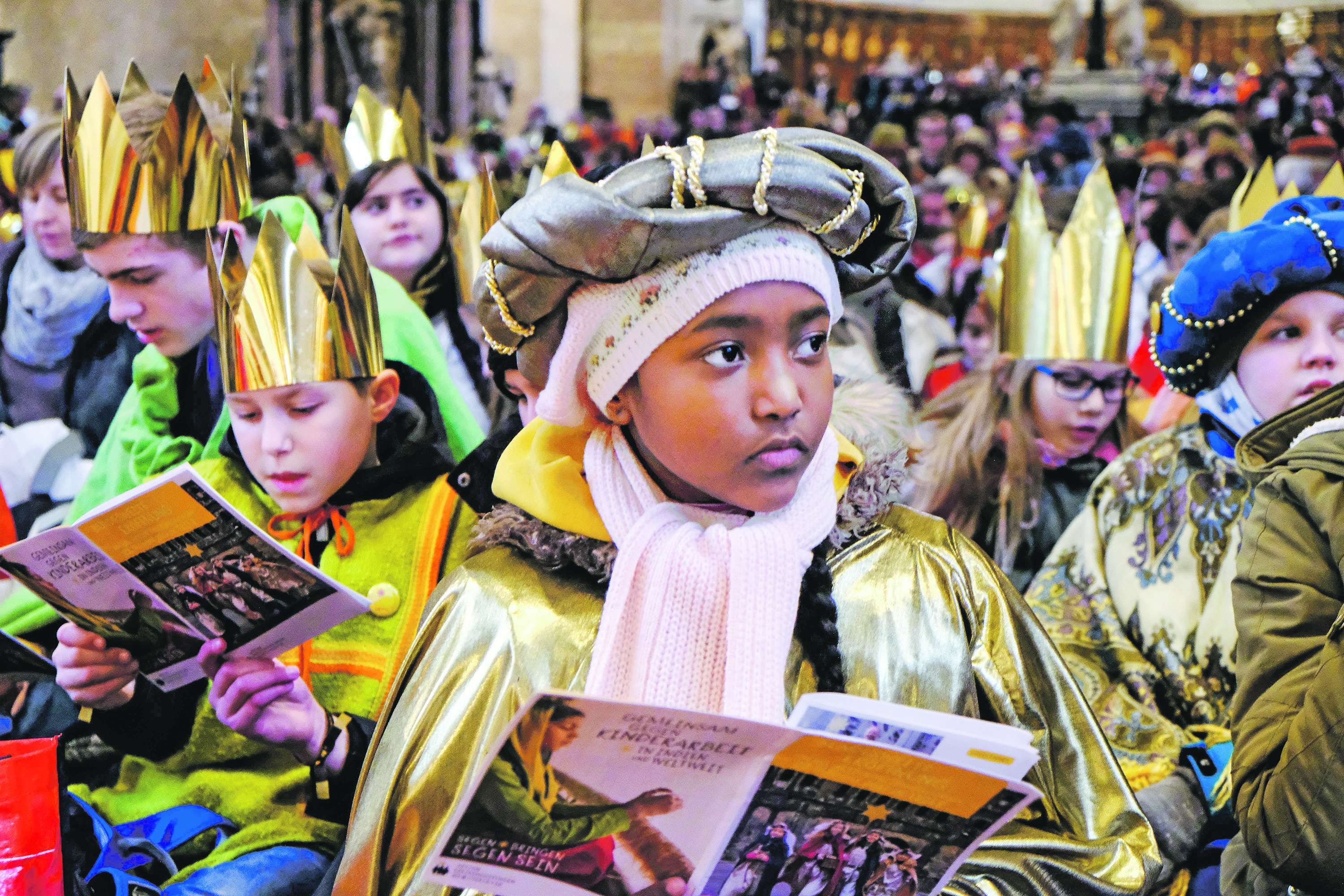 Tradition: Die Sternsinger erinnern zu Epiphanias an die Heiligen Drei Könige. Unser Foto entstand im Dom zu Trier.