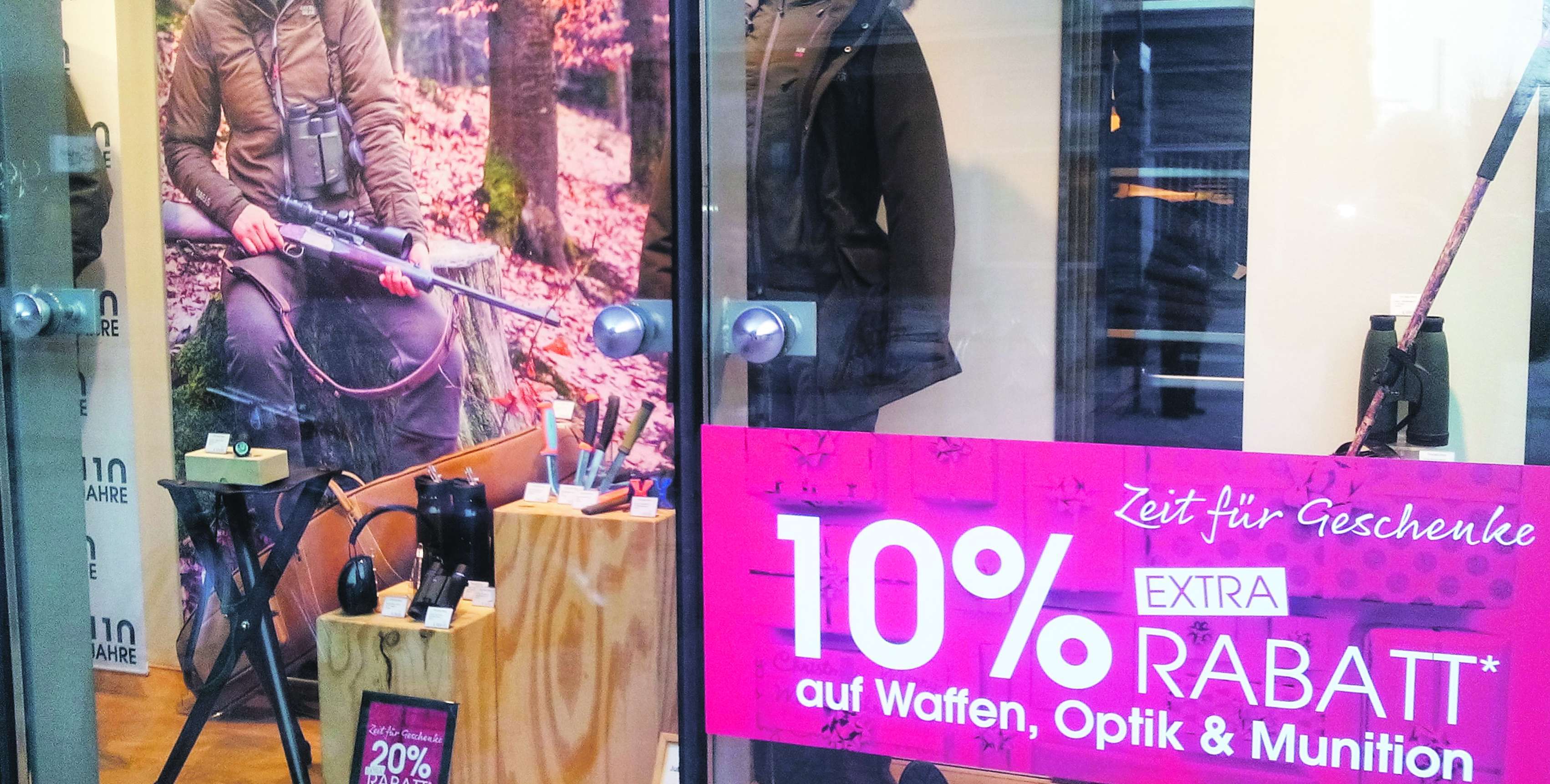 Ab wann ist der Frieden bedroht? Sind Waffen eine Ware wie jede andere? Eine, die auch zum »Schnäppchenpreis« erworben werden kann? »Alles provoziert mich an dieser Werbung«, schrieb Giselher Quast, Leser der Kirchenzeitung und Magdeburger Domprediger i. R., der das Bild in Magdeburg aufgenommen hat.