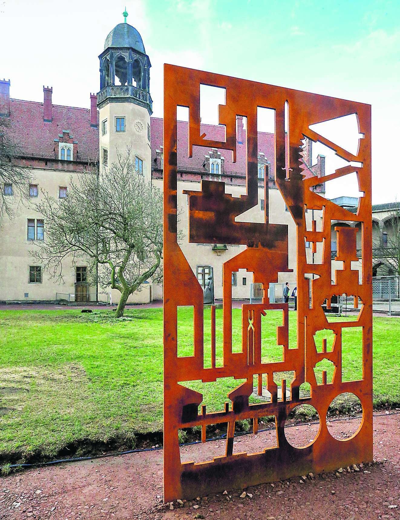 Denkmal: Im Wittenberger Lutherhof erinnert eine Skulptur an die DDR-Friedensaktion »Schwerter zu Pflugscharen« beim evangelischen Kirchentag 1983. Dort hatte der Theologe Schorlemmer mit etwa 600 Menschen eine »Schmiedeliturgie« im Innenhof des Wittenberger Lutherhauses gefeiert. Dabei war ein Schwert zu einer Pflugschar umgeschmiedet worden. Dieses Ereignis machte »Schwerter zu Pflugscharen« zum Motto der Friedlichen Revolution in Ostdeutschland. Das Denkmal soll ein Zeichen für Zivilcourage darstellen. Es zeigt das Emblem »Schwerter zu Pflugscharen« als scherenschnittartige Negativform.