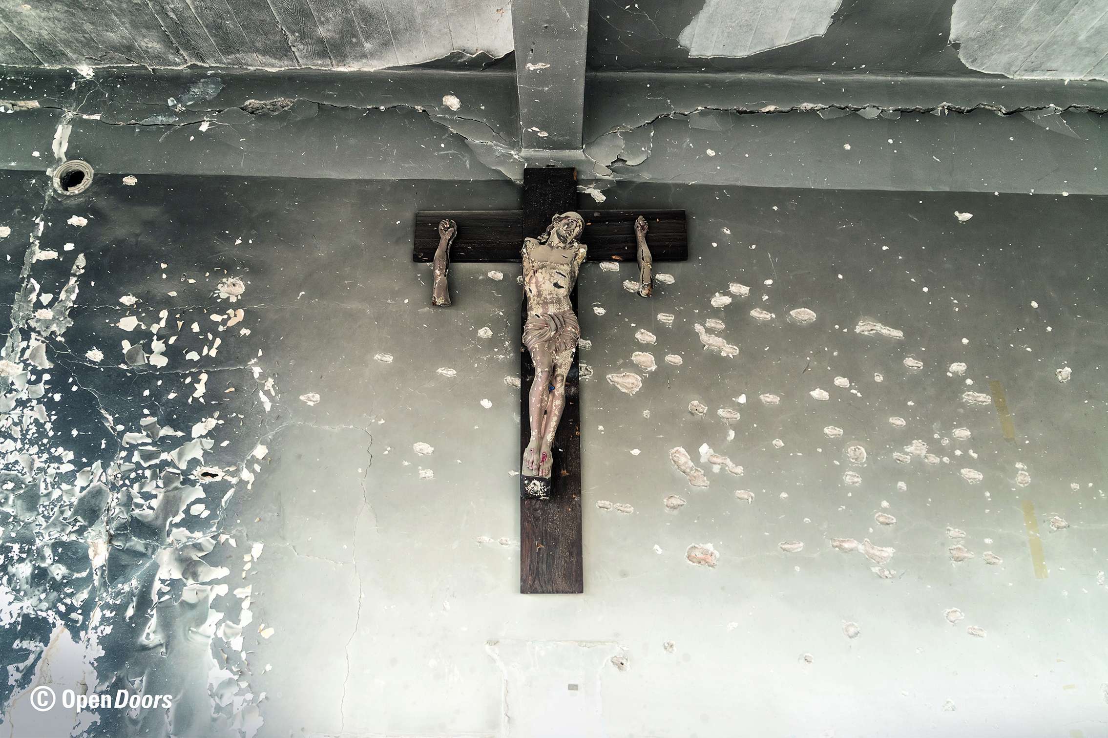 Zielscheibe von Terror und Unterdrückung: Die Anhänger des christlichen Glaubens gehören global zur am stärksten bedrängten und verfolgten Glaubensrichtung. Das von Islamisten zerschossene Kreuz einer Kirche im Bürgerkriegsland Syrien steht als Symbol für die Situation vieler Christen weltweit.