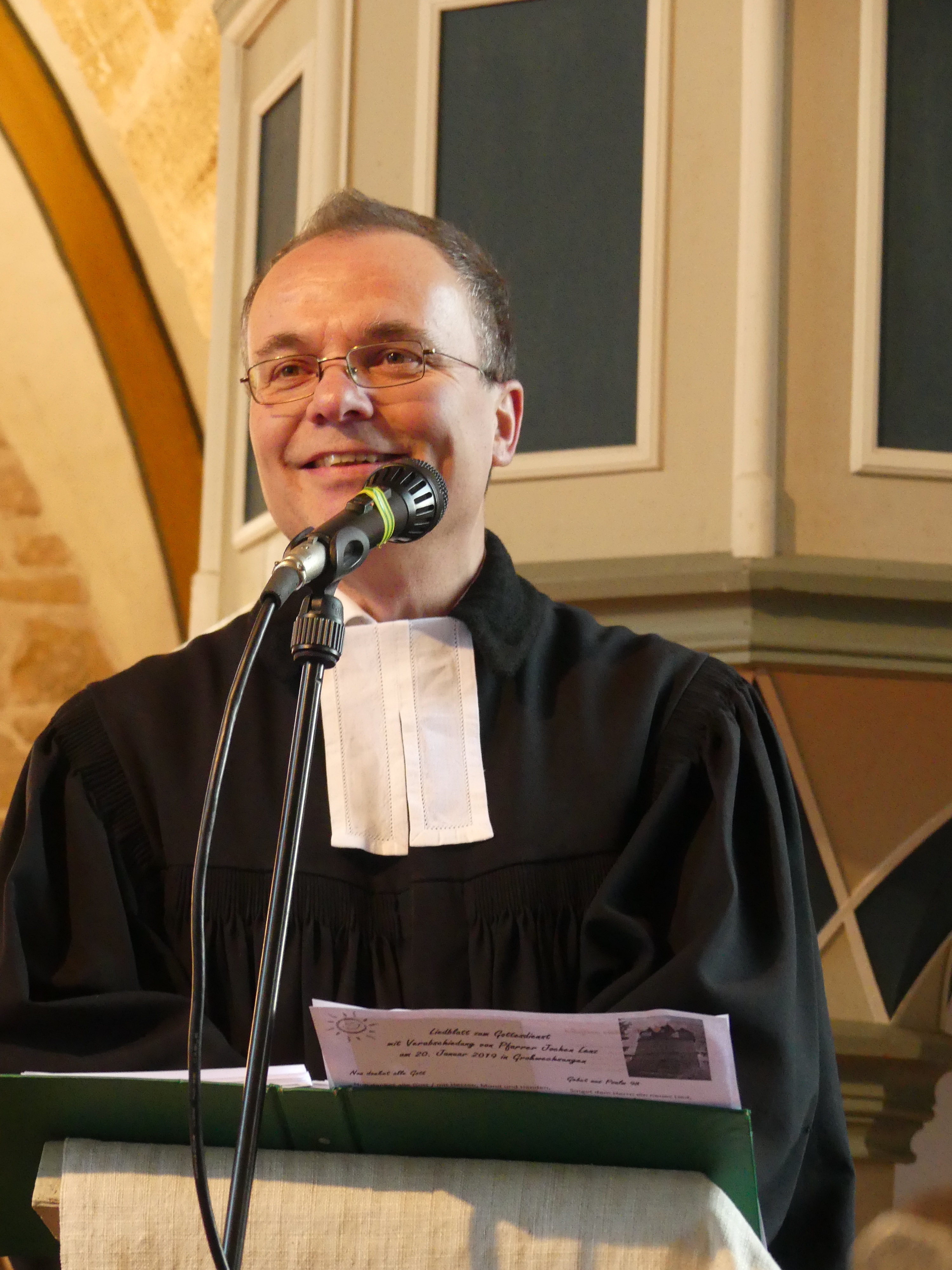 Pfarrer Jochen Lenz hat zum Abschied für jede seiner 10 Gemeinden eine ganz persönliche Erinnerung, die ihre Stärke zeigt.