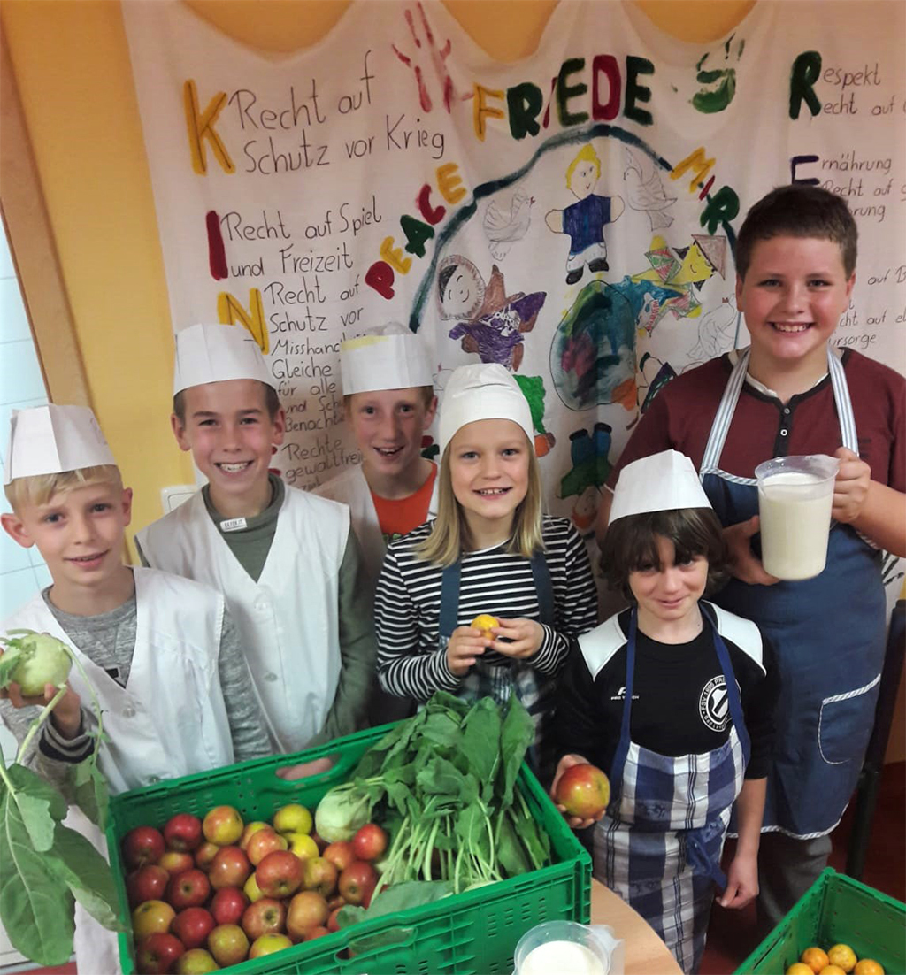 Gesund und lecker: Schüler der Evangelischen Grundschule Bad Langensalza mit frischen Bioprodukten