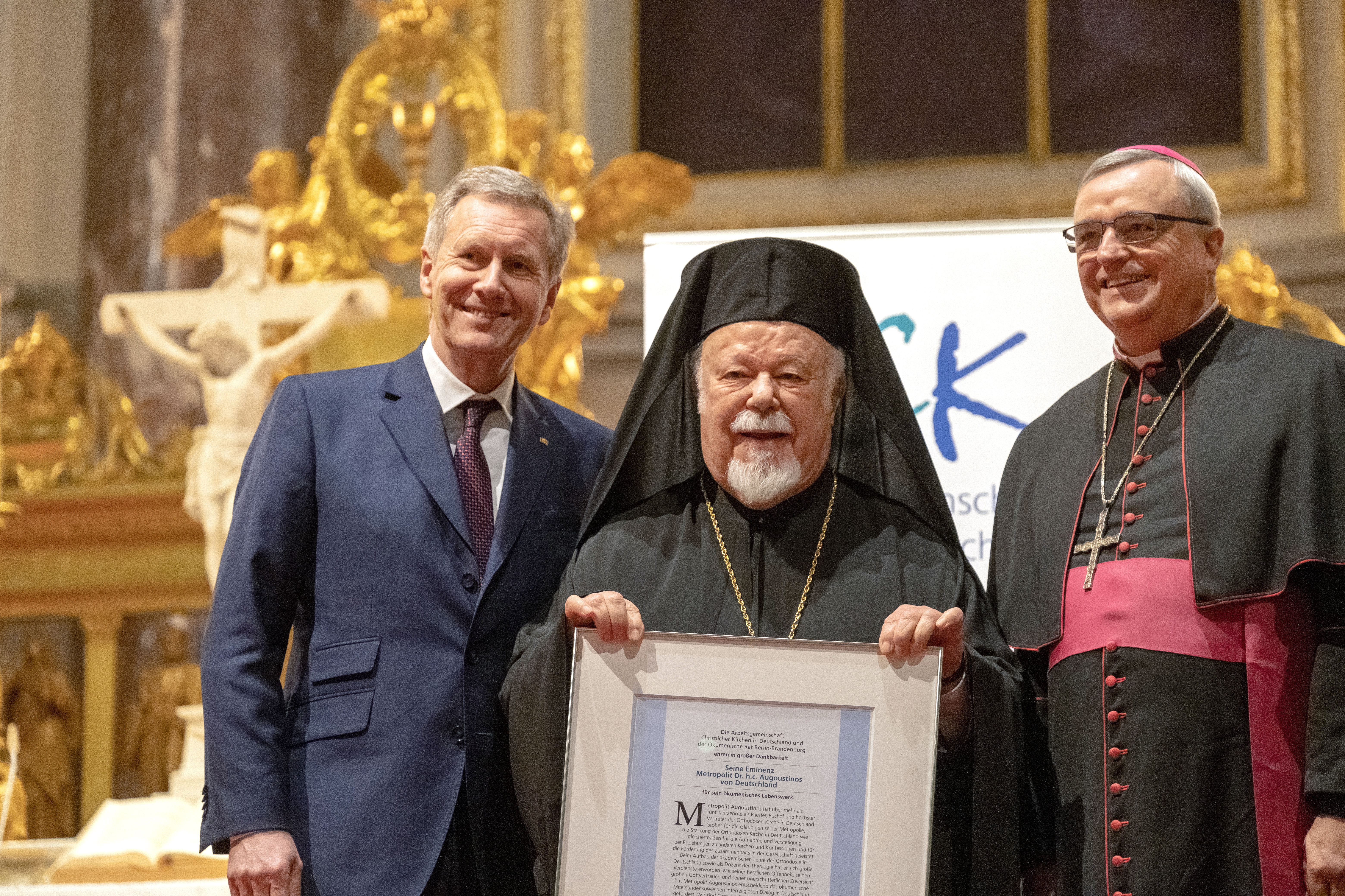 Im Berliner Dom wurde der Metropolit der griechisch-orthodoxen Kirche in Deutschland, Augoustinos (M.), für sein ökumenisches Lebenswerk geehrt. Die Laudatio hielt Altbundespraesident Christian Wulff (li.). Auf der anderen Seite, der Berliner Erzbischof Heiner Koch (re.)
