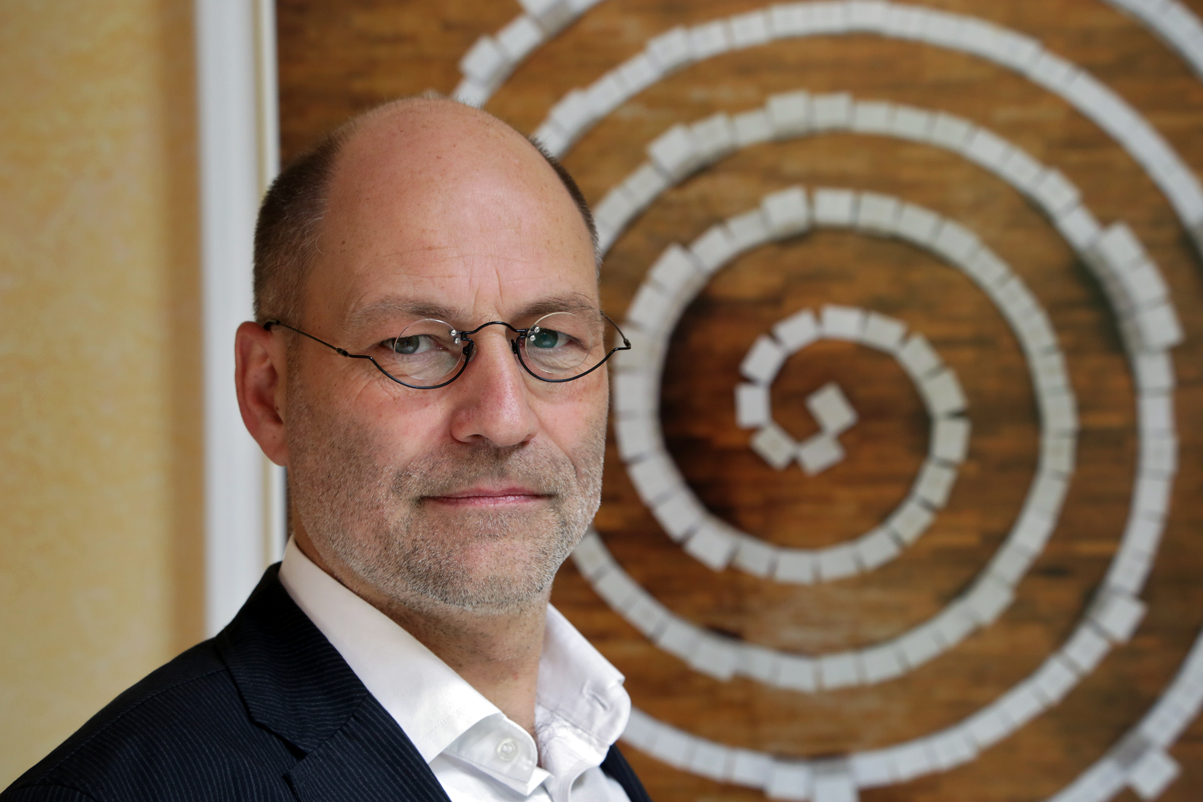 Demokratie ent-wickeln! - 265.000 Blatt Papier, aufgeschichtet im Erfurter Kaisersaal im August 2008. Ralf-Uwe Beck vor den Unterschriften für das Volksbegehren "Mehr Demokratie in Thüringer Kommunen".