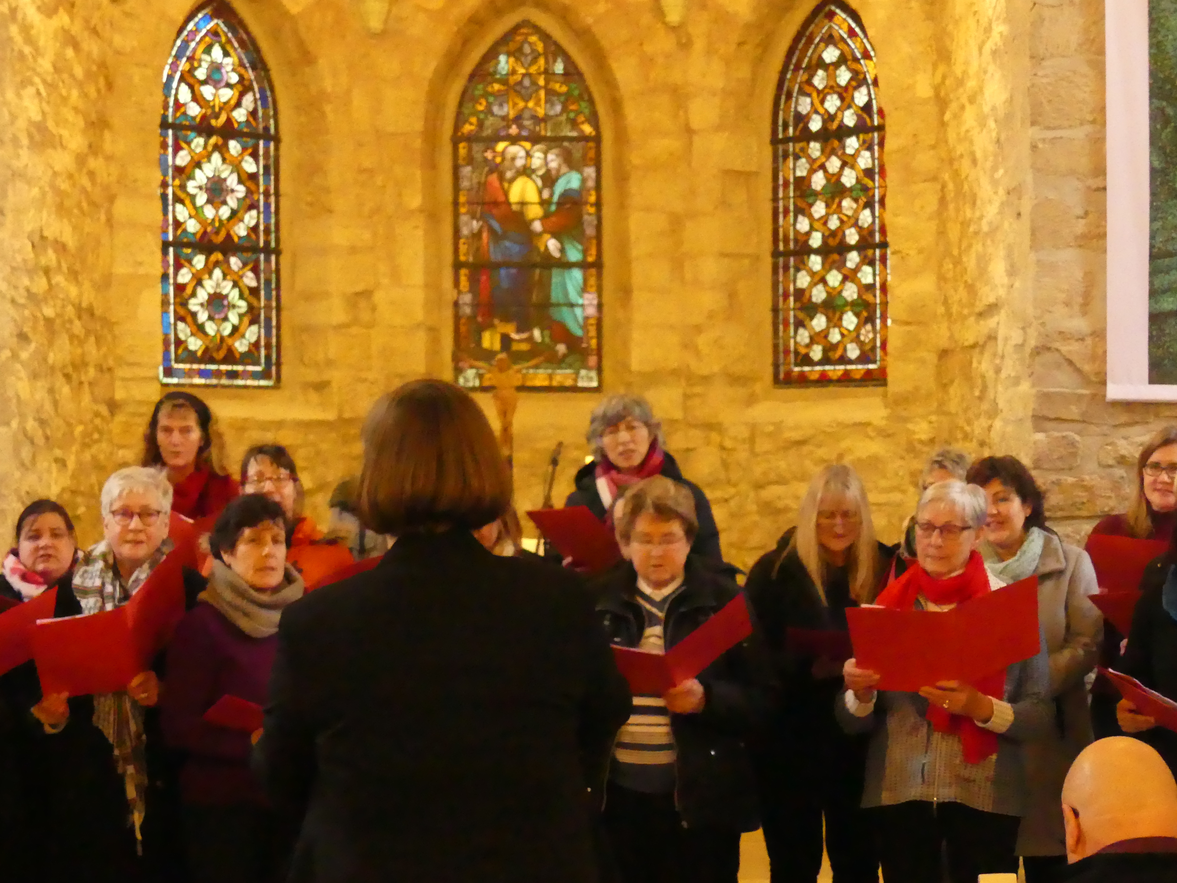 Kantorin Viola Kremzow dirigiert den von ihr initiierten Südharzer Frauen-Projektchor in der Sollstedter Kirche.