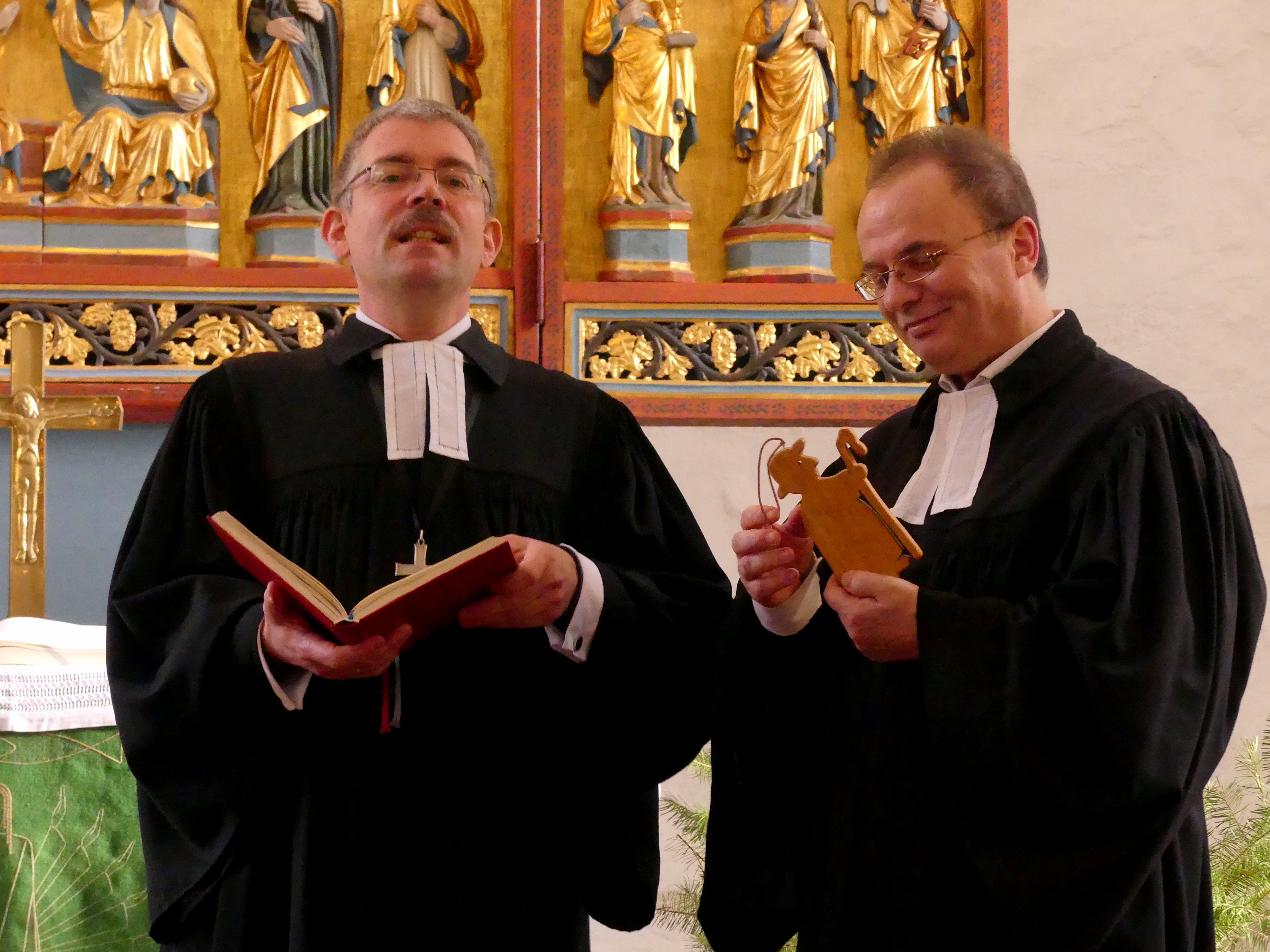 Ein Hirte für den Hirten - nur das Schmunzeln von Pfarrer Jochen Lenz verrät, was er über das Geschenk von Superintendent Andreas Schwarze anlässlich seiner Einführung in den Pfarrbereich Ellrich denkt. Sagen kann er aufgrund seiner starken Heiserkeit nichts. Doch der Gemeinde genügt sein Lächeln.