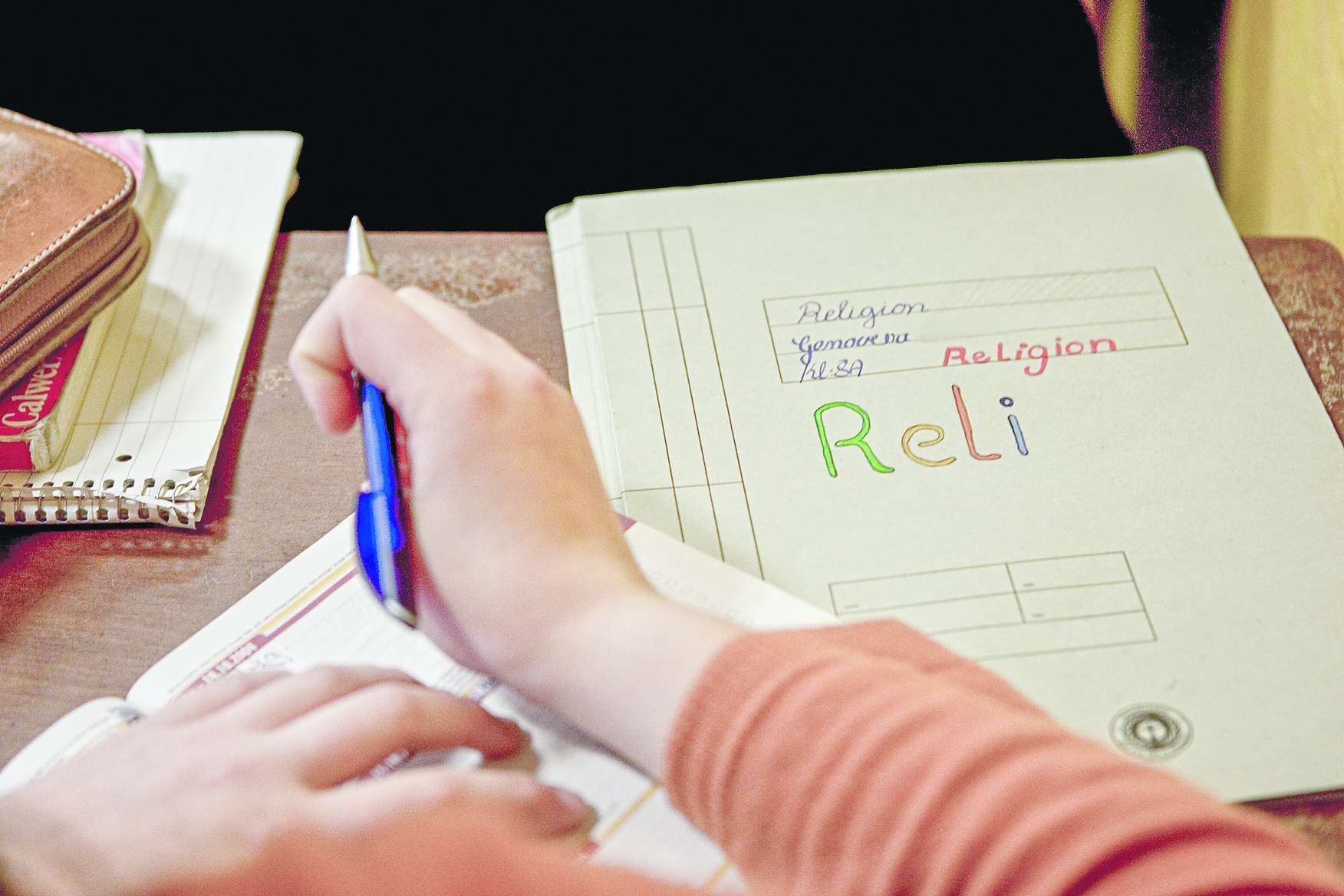 Religionsunterricht wird per Gesetz von der jeweiligen Religionsgemeinschaft verantwortet, ist also nach Konfessionen getrennt. Behörden, Schulen und Lehrer stellt dies vor Herausforderungen.