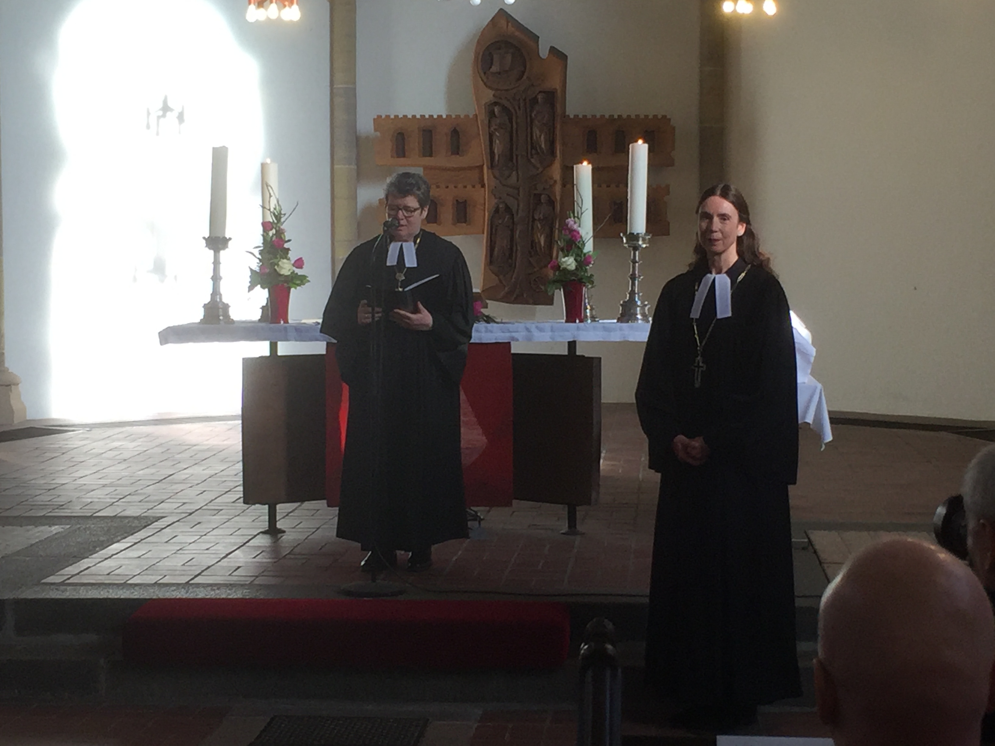 Landesbischöfin Ilse Junkermann (l) und die neue Pröpstin Dr. Friederike Spengler