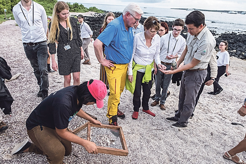 Strandgut: Freiwillige sieben in Anwesenheit von Bundespräsident Frank-Walter Steinmeier auf Santa Cruz den Sand am Strand, um Plastikteilchen herauszufischen.