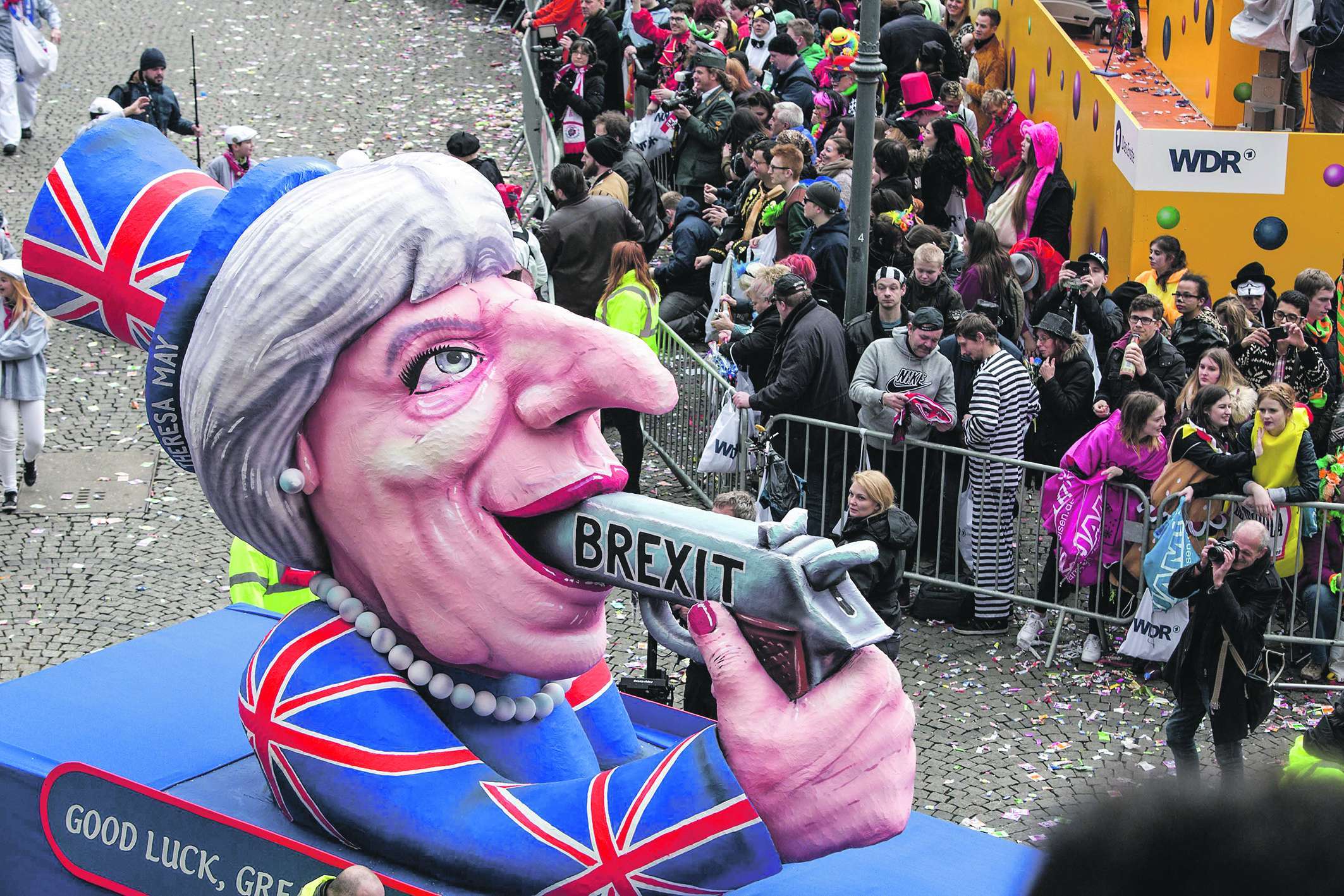 Der Brexit als politischer Selbstmord: So sahen es vor einem Jahr bereits die »Närinnen und Narrhalesen« des traditionellen Rosenmontagszuges in Düsseldorf.