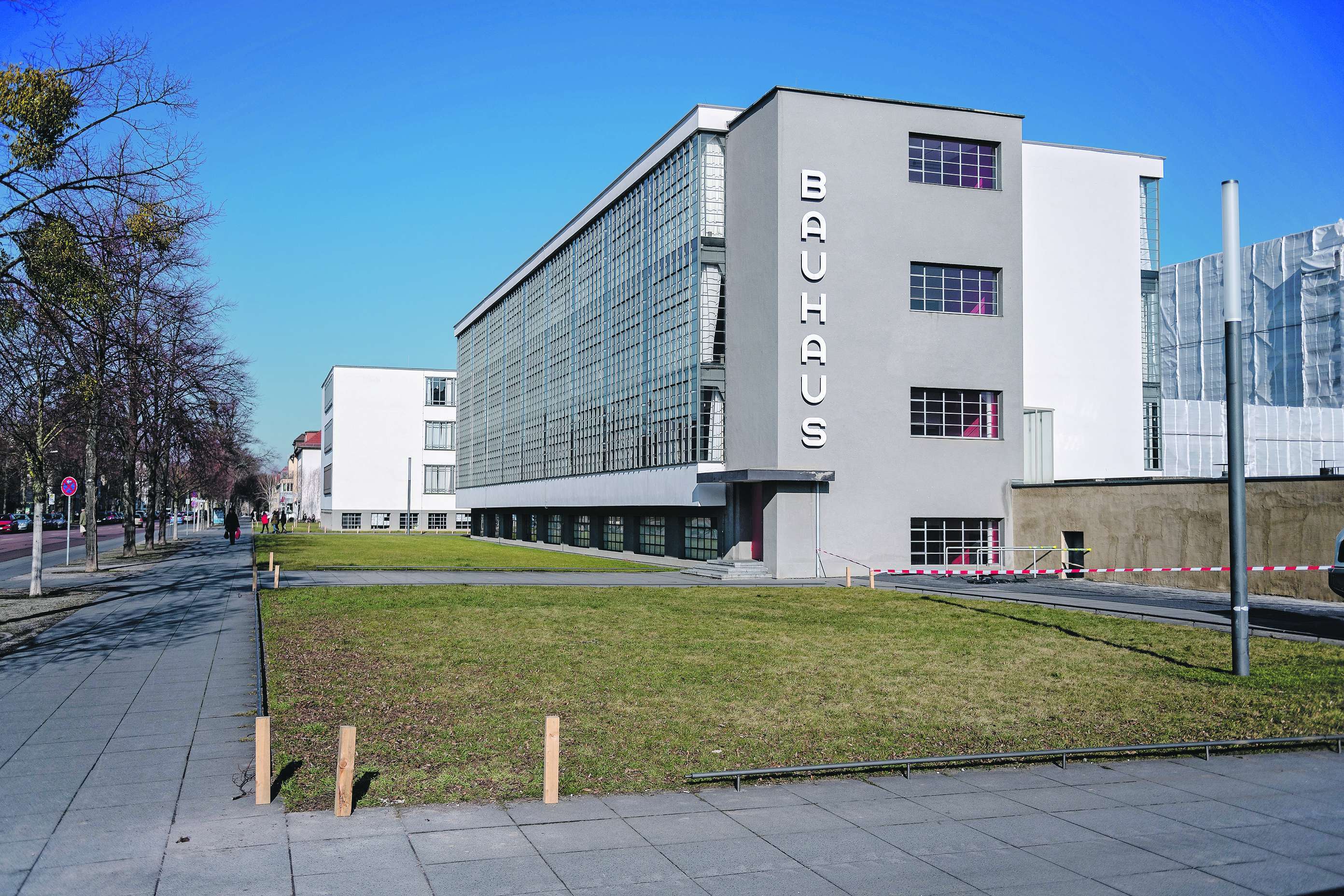 Baustelle Bauhaus: Noch sind die Handwerker in Dessau am Zug. Aber schon bald sollen alle Planen und Gerüste verschwunden sein, wenn das Bauhaus-Ensemble (Foto) fertiggestellt und das Museum eröffnet wird. Foto: epd-bild/Jens Schlüter