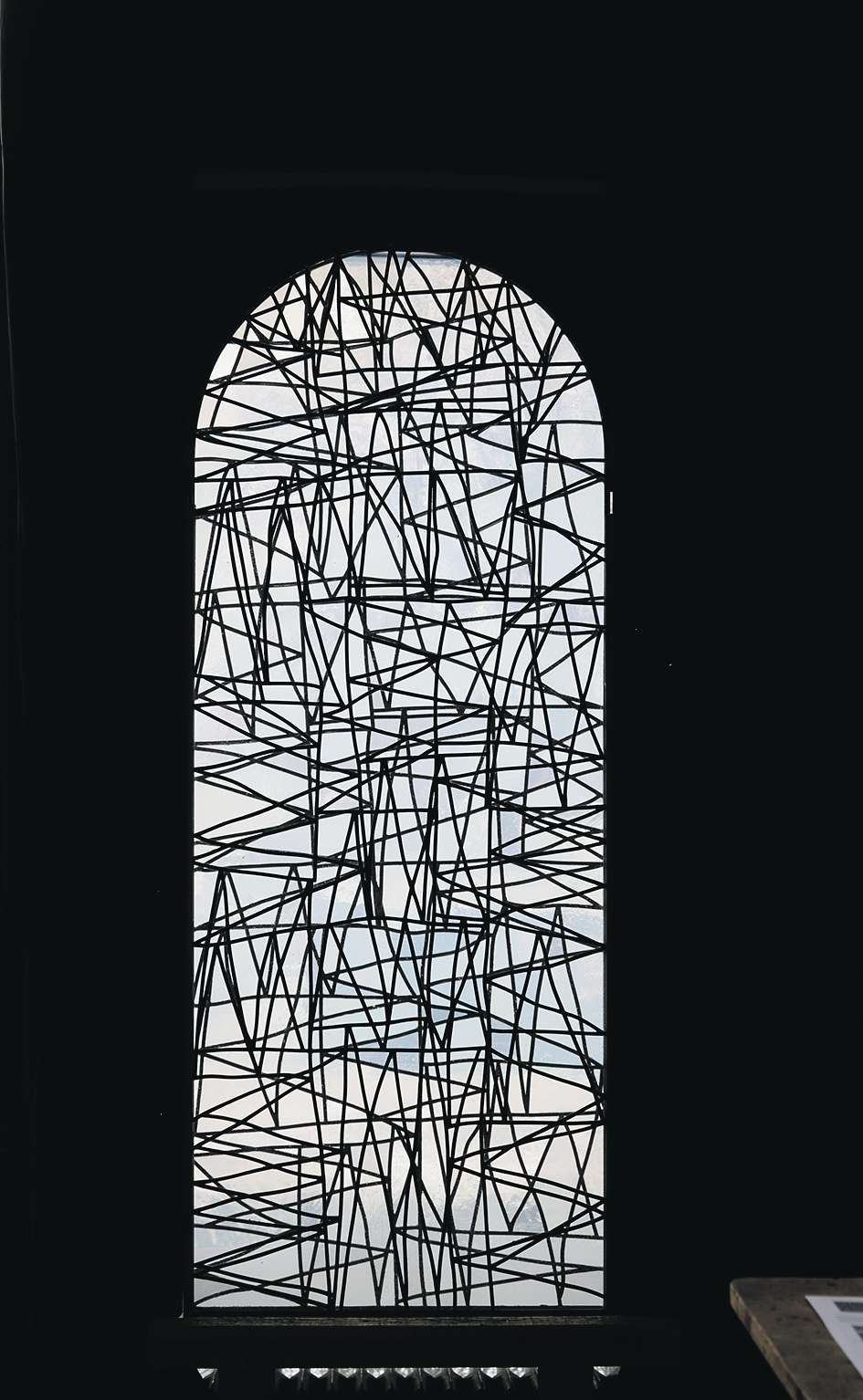 Bewegte Linien: Sebastian Muhrs Fenster für die Kirche in Altjeßnitz