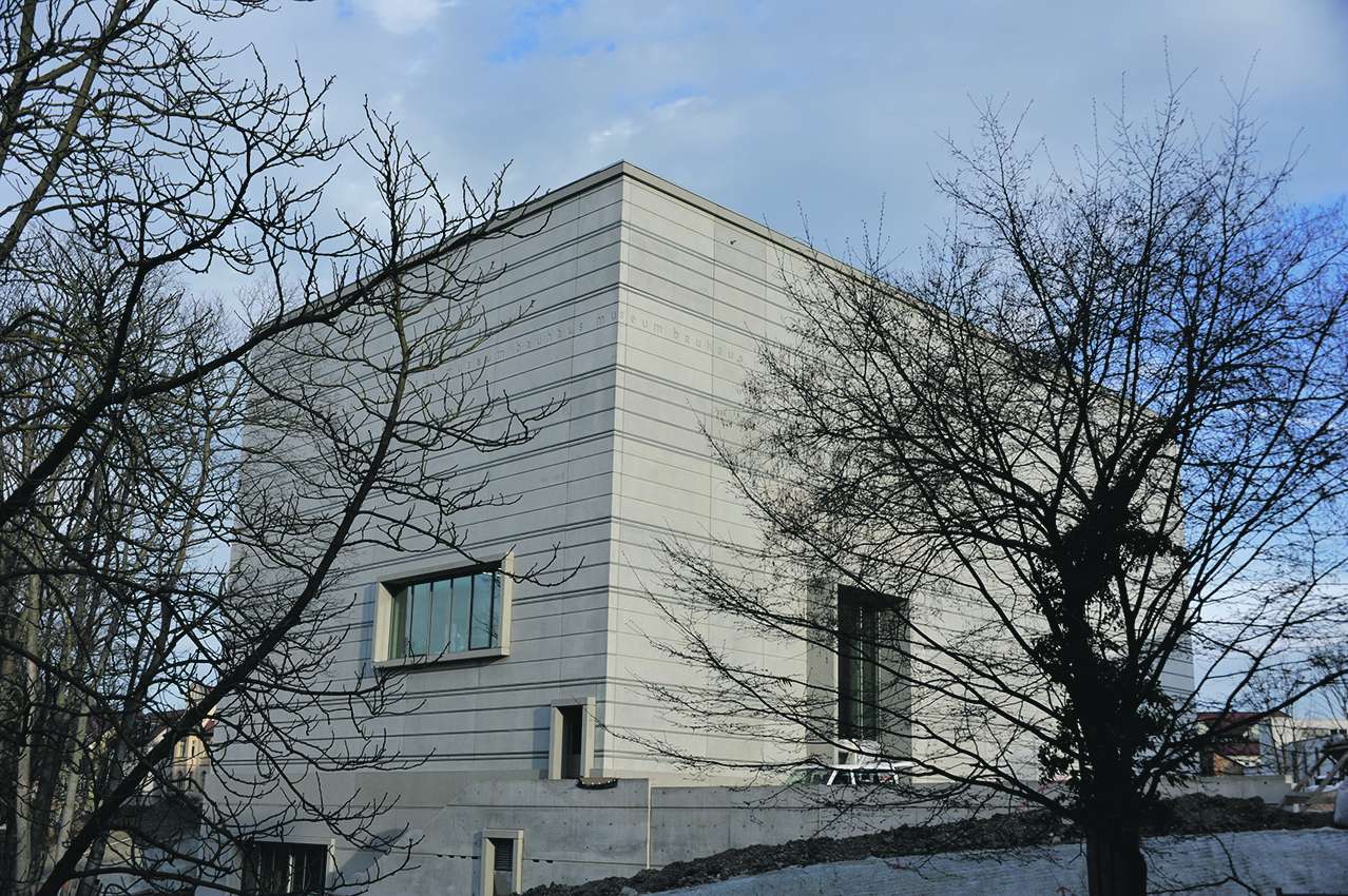 Neues Bauhaus-Museum: Die monolithische Fassade wird bei Einbruch der Dunkelheit durch 24 LED-Linien strukturiert.