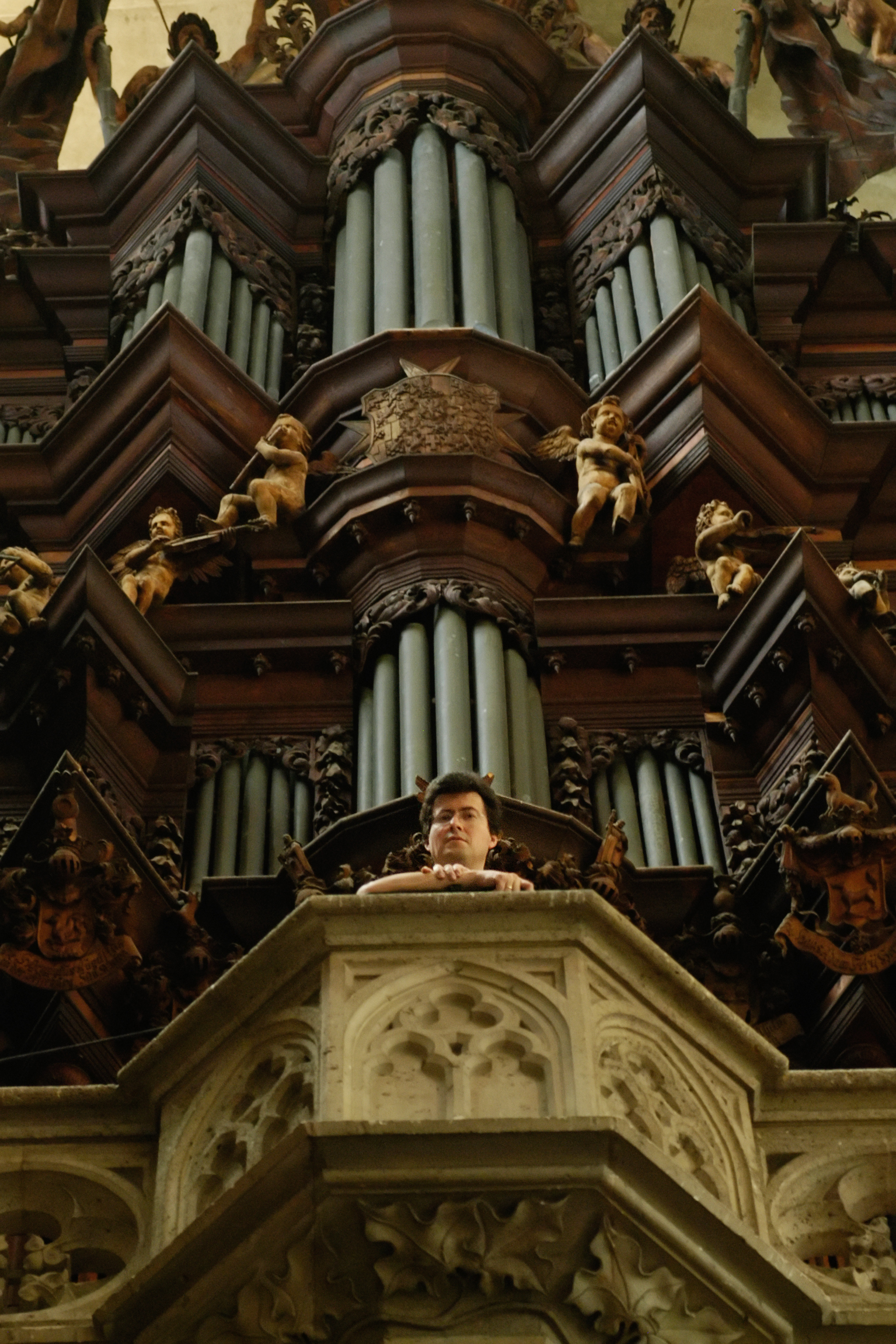 Claus-Erhard Heinrich, Domkantor in Halberstadt, an seiner Orgel. Bald wird er den Nordhäuser Spieltisch testen.