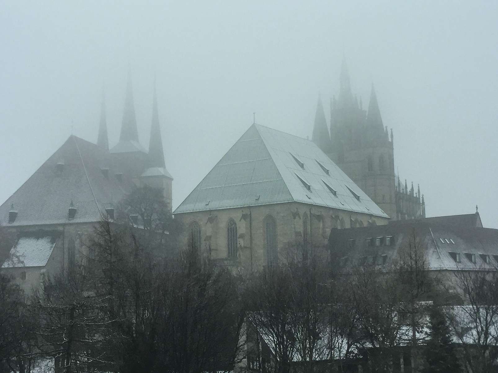 Mystisch: Ein Wochenende Schweigen mit Blick auf den Erfurt Dom und St. Severi. Dem Magnetfeld Gottes aussetzen und erleben, was passiert. Ergebnisoffen. Darum geht es bei der geistlichen Meditation.