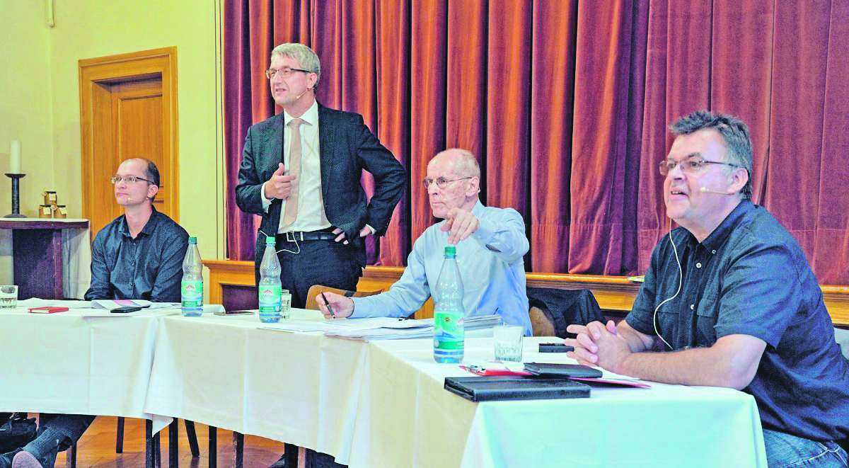 Gesprächsfaden: (v.l.n.r.) Stephan Möller (AfD), Frank Hiddemann, Kriminologe Christian Pfeiffer und der frühere Polizist Rainer Kreuter (Linke)