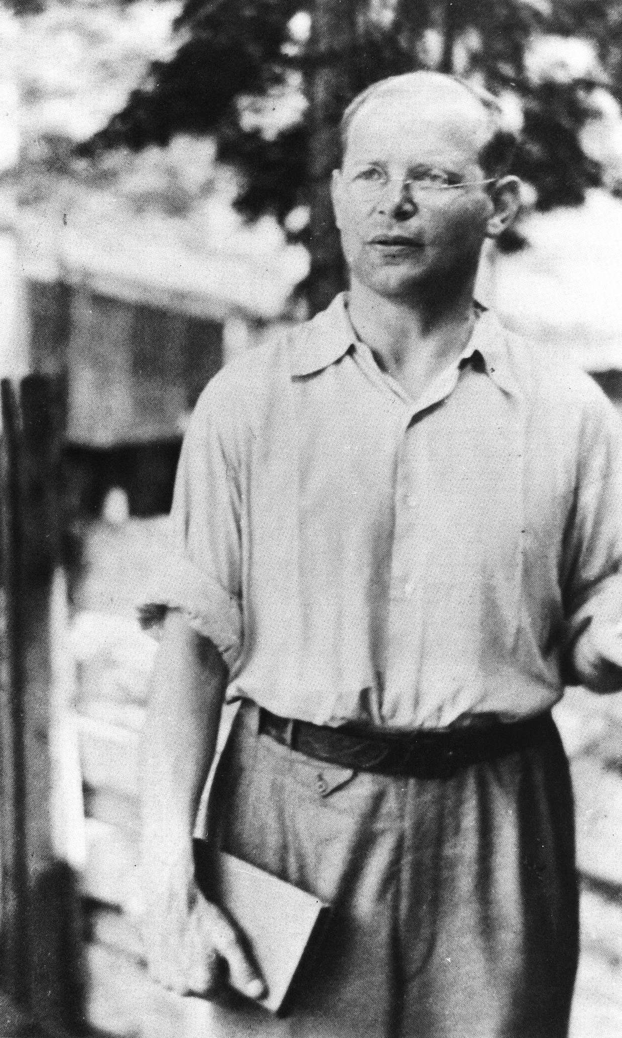 Dietrich Bonhoeffer im Hof des Wehrmachtsuntersuchungsgefängnisses von Berlin-Tegel im Sommer 1944. Vor 74 Jahren, am 9. April 1945, wurde der evangelische Theologe Bonhoeffer im Konzentrationslager Flossenbürg bei Regensburg hingerichtet.