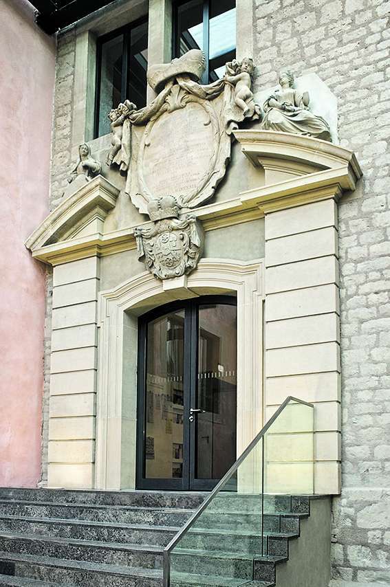 Eingangsportal zum Landeskirchenamt