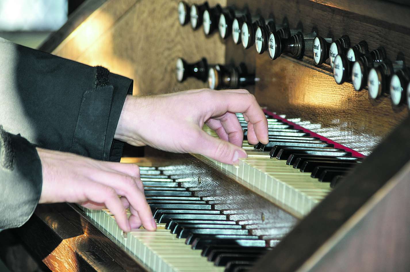 Organistenhände: Michael Kremzow an der Reubke-Orgel in Görsbach