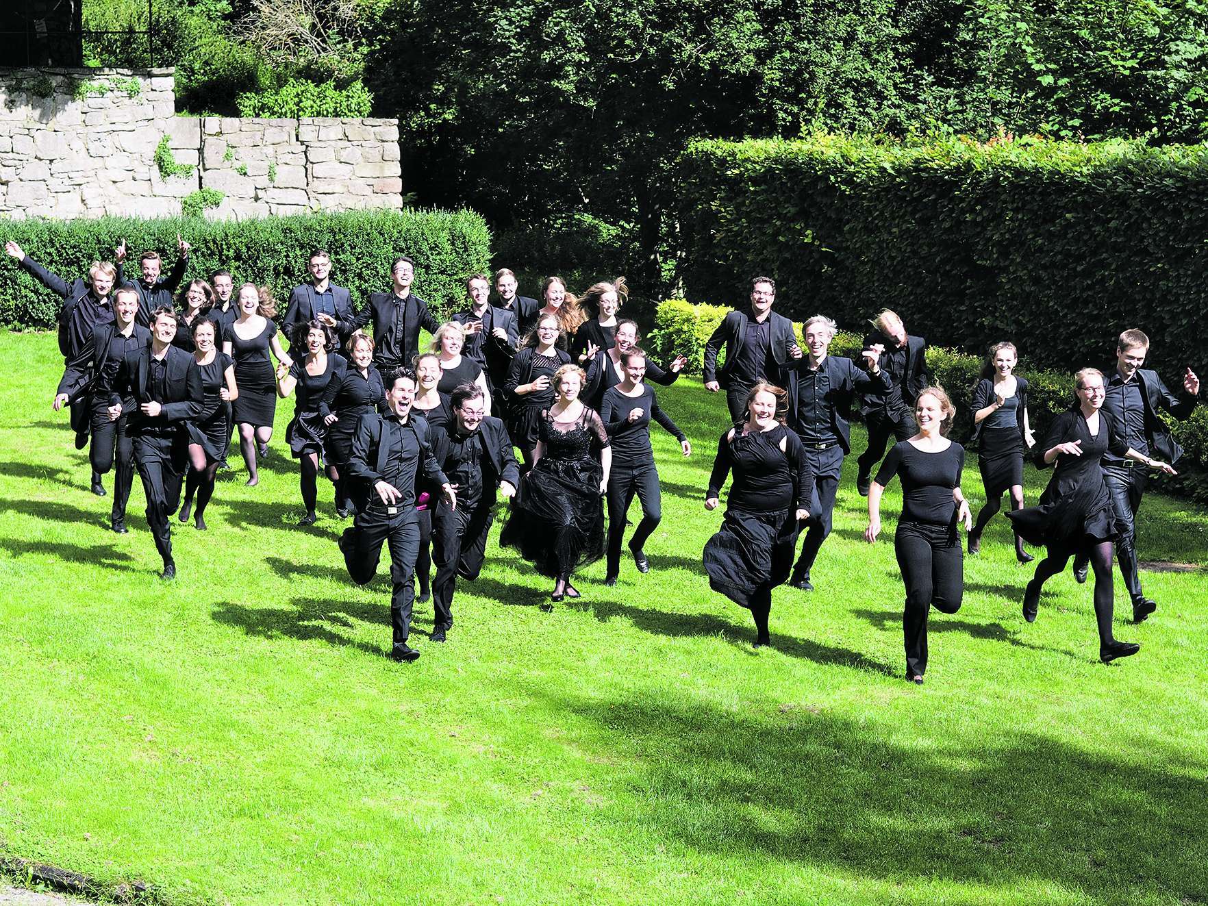 Immer in Bewegung: Der Landesjugendchor Thüringen (Bild) bringt in Gotha musikalische Wiederentdeckungen zu Gehör. Das Foto entstand auf Burg Bodenstein.