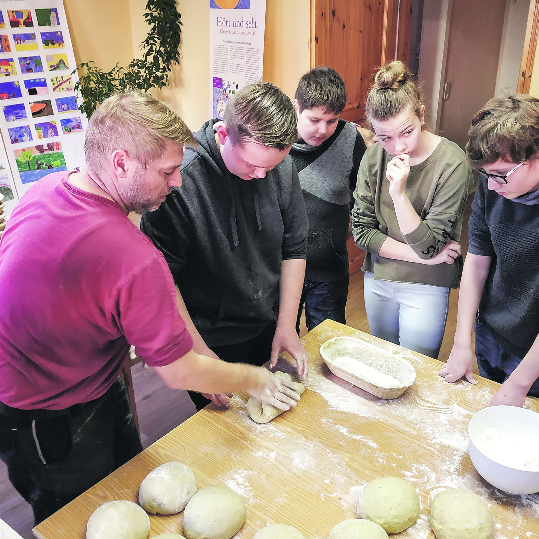 Handarbeit: Bäckermeister Andreas Nestmann (im roten T-Shirt) zeigte Schülerinnen und Schülern einer siebenten Klasse des Lucas-Cranach-Gymnasiums Wittenberg, wie das Brotbacken geht. Anlass war ein Thementag »Wir für Afrika«. Dazu informierte er auch über die Partnerschaft zu Äthiopien.