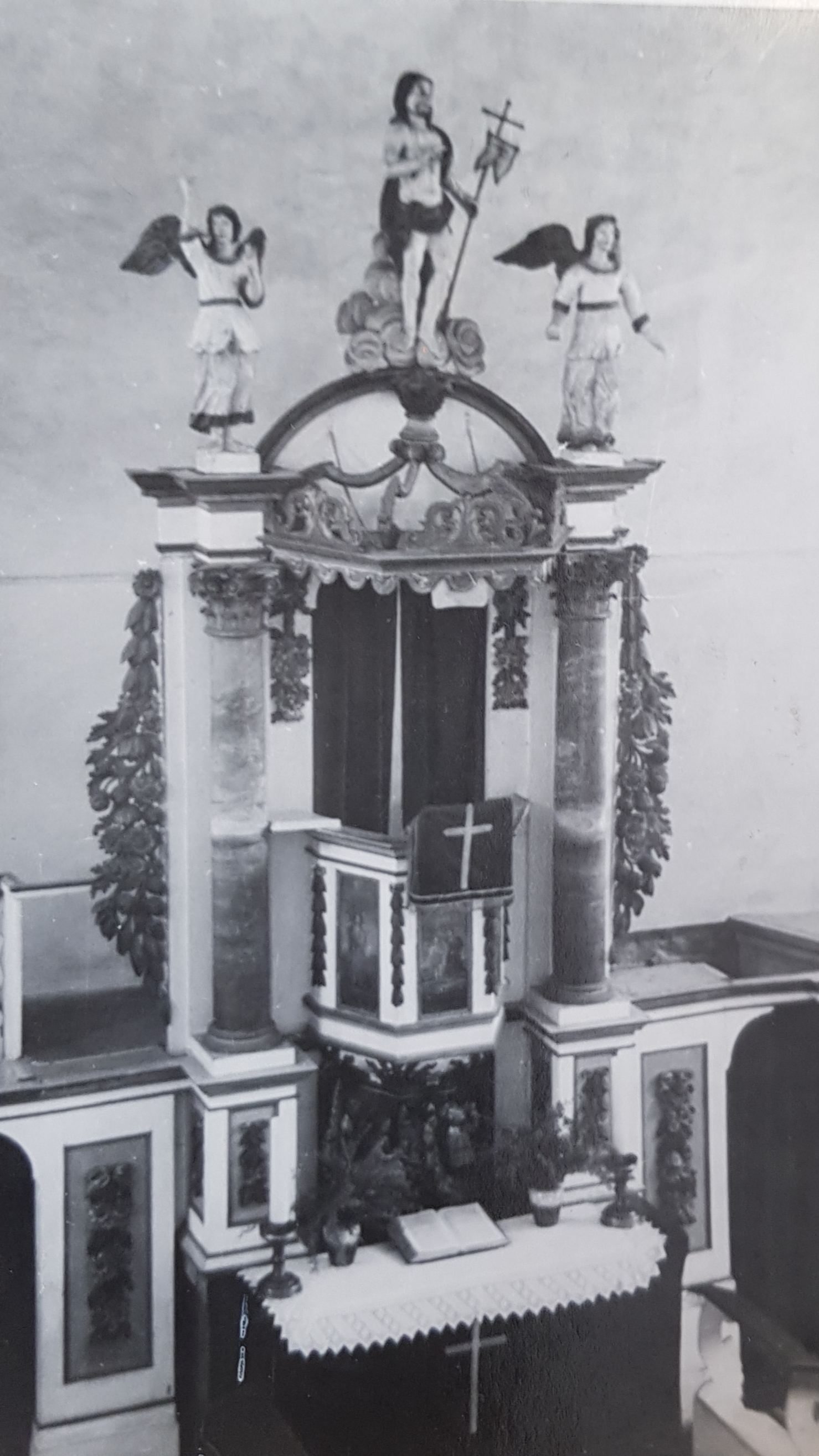 Historische Aufnahme des Altars mit der Grabplatte als Altarplatte. Sie wurde jedoch stets vom Altartuch verdeckt.