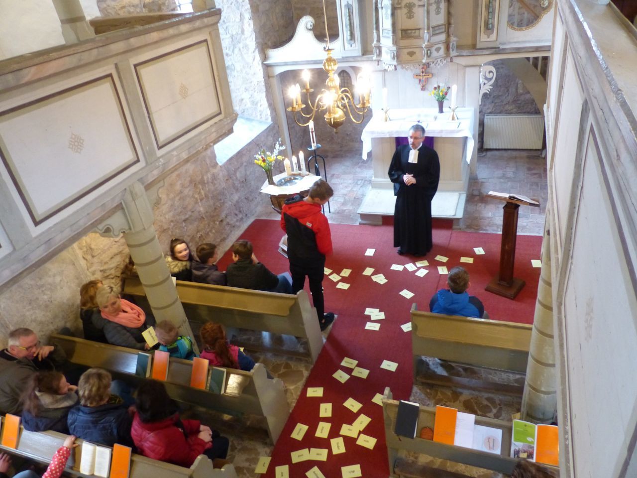 Konfirmanden-Vorstellungsgottesdienst in Großwenden mit Superintendent Andreas Schwarze. Auf den Kärtchen standen die Taufsprüche der Konfirmanden in einzelne Worte zerlegt. Aus all dem Durcheinander durfte sich jede Konfirmandin und jeder Konfirmand ein Lieblingswort aussuchen, ebenso die Eltern und Paten. Die Gemeinde hielt noch ein paar Joker bereit. Aus all dem entstanden manchmal interessante neue Gedanken, wie "Himmel überall"