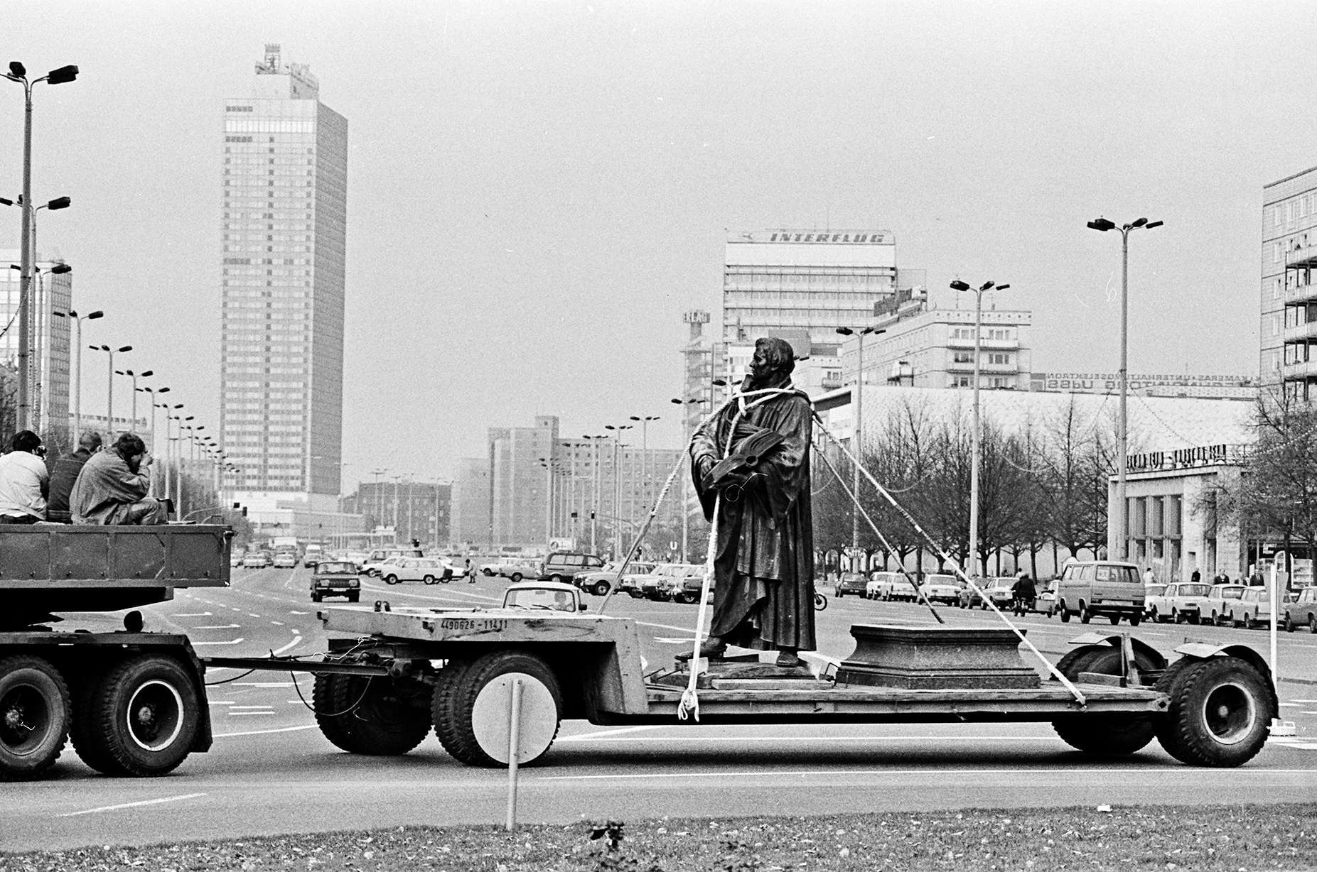 Am Haken: Ein Martin-Luther-Denkmal wurde Ende Oktober 1989 vom Standort in der Stephanusstiftung Berlin-Weißensee ins Stadtzentrum Ost-Berlins transportiert. Sechs Jahre zuvor, 1983, zum 500. Geburtstag des Reformators, wurde Luther in der DDR groß gefeiert. Das hinterließ Spuren in der Kirche.