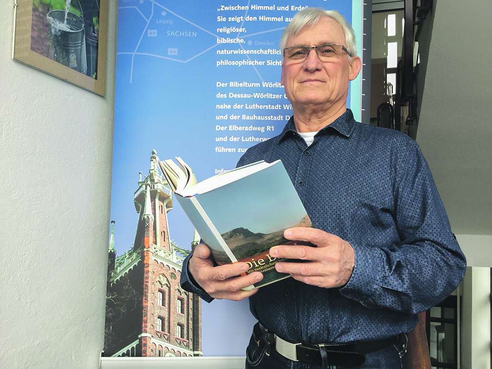 Der Katholik Ulrich Schmidt lebt seit 1970 in Dessau. Seit 2015 koordiniert er die ehrenamtlichen Dienste im Bibelturm.