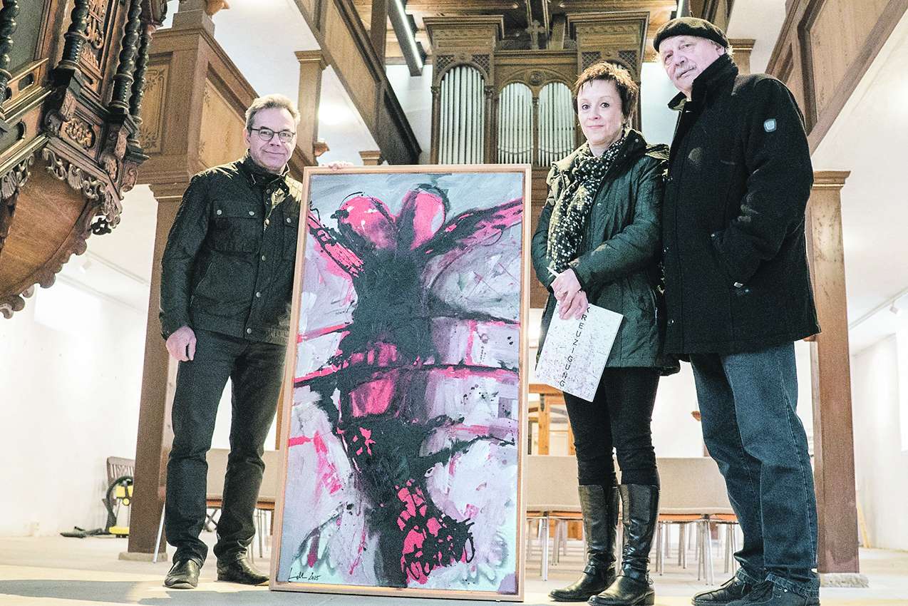Passionsausstellung: Das Bild »Kreuzigung« von Sven Schmidt (links) ist in der Kirche von Dorna zu sehen. Die Ideen dazu kamen von Annett Scholz und Alexander Schott (rechts).